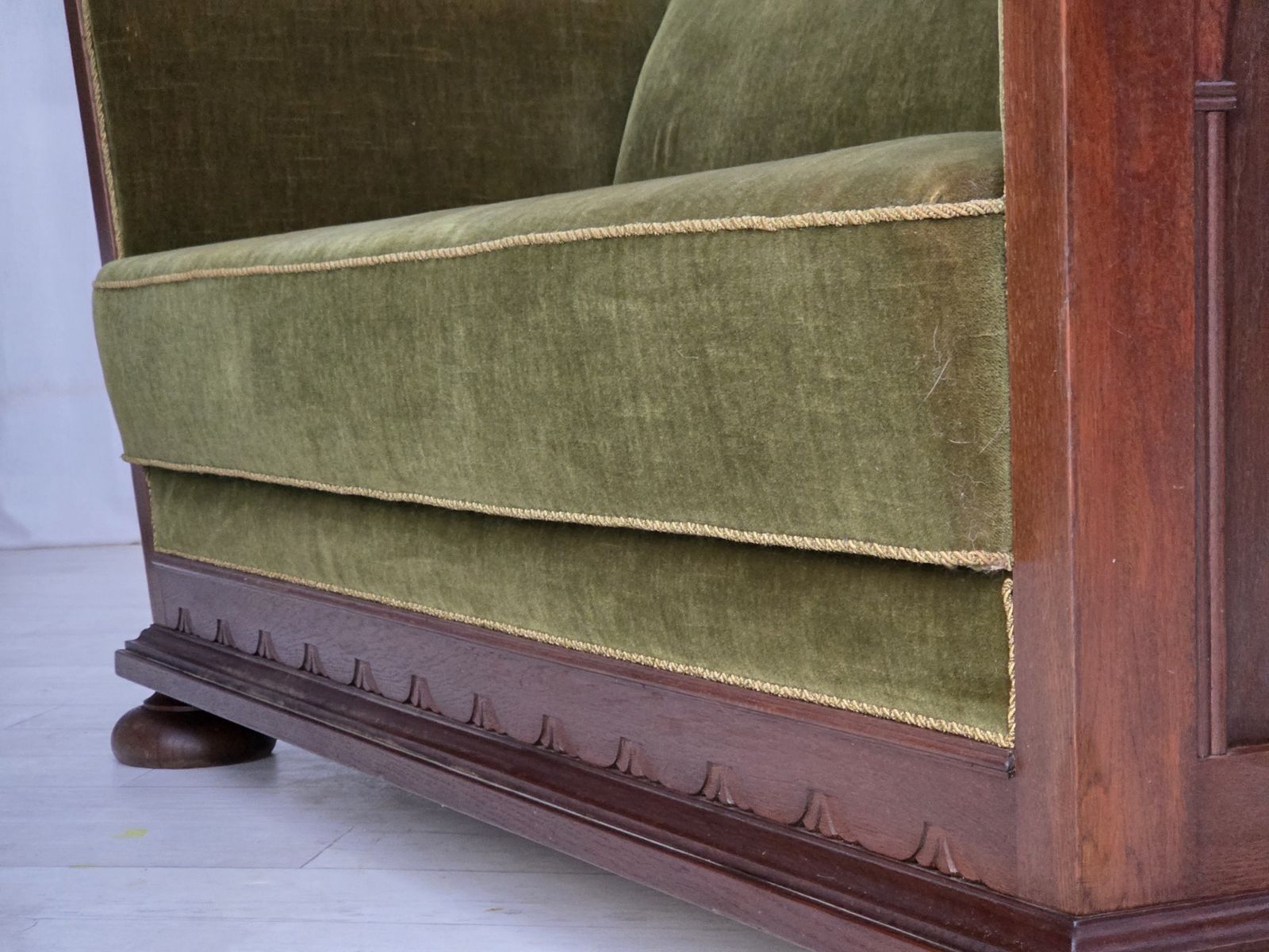 photo vintage 1950s, Danish 2 Seater Sofa, Original Green Furniture Velour, Oak Wood.