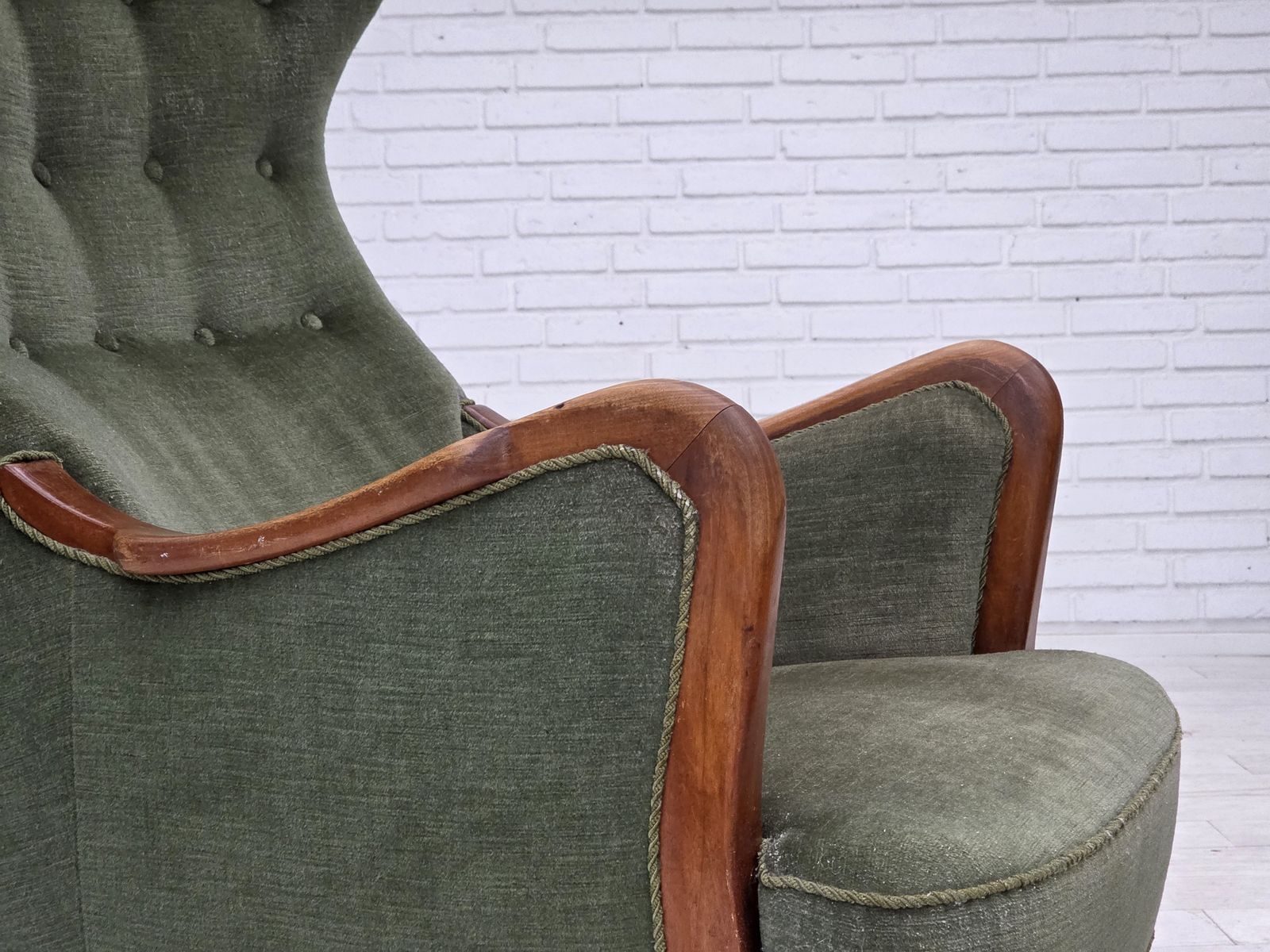 photo vinterior Ca. Jaren 1960, Deense Fauteuil Met Hoge Rug, Groen Meubelvelours, Teakhout.