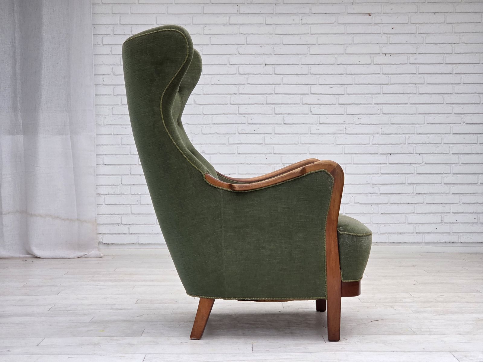 photo vintage 1960s, Danish Highback Armchair, Green Furniture Velour, Teak Wood.