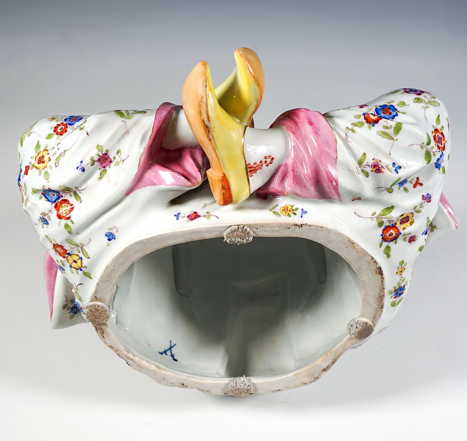 photo vintage Two Large Seated Meissen Porcelain Wiggling Pagodas, By J.J. Kaendler, Ca 1840