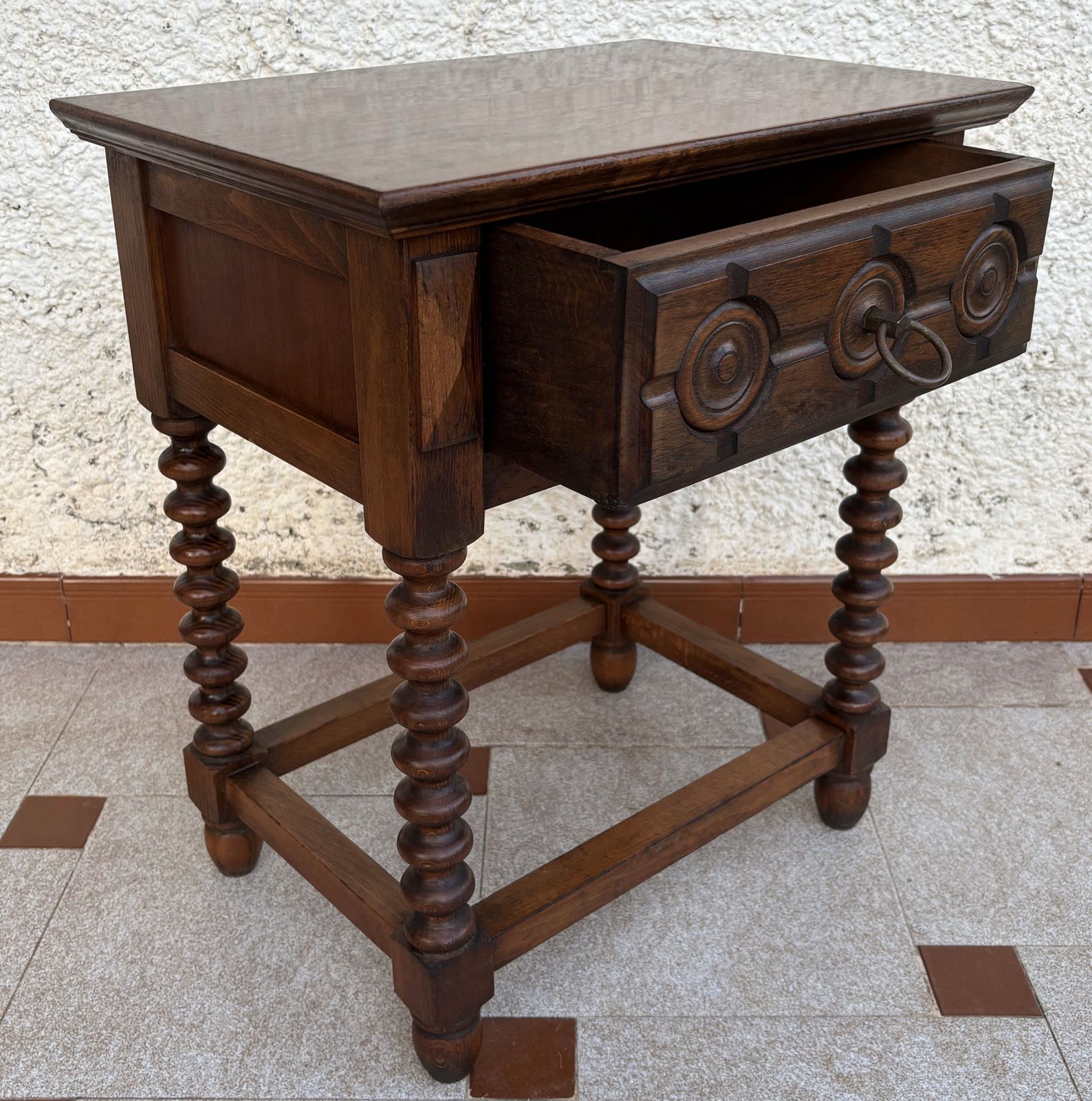 Begin 20e eeuw Spaanse gesneden houten bijzettafel of nachtkastje met één lade photo Meubels