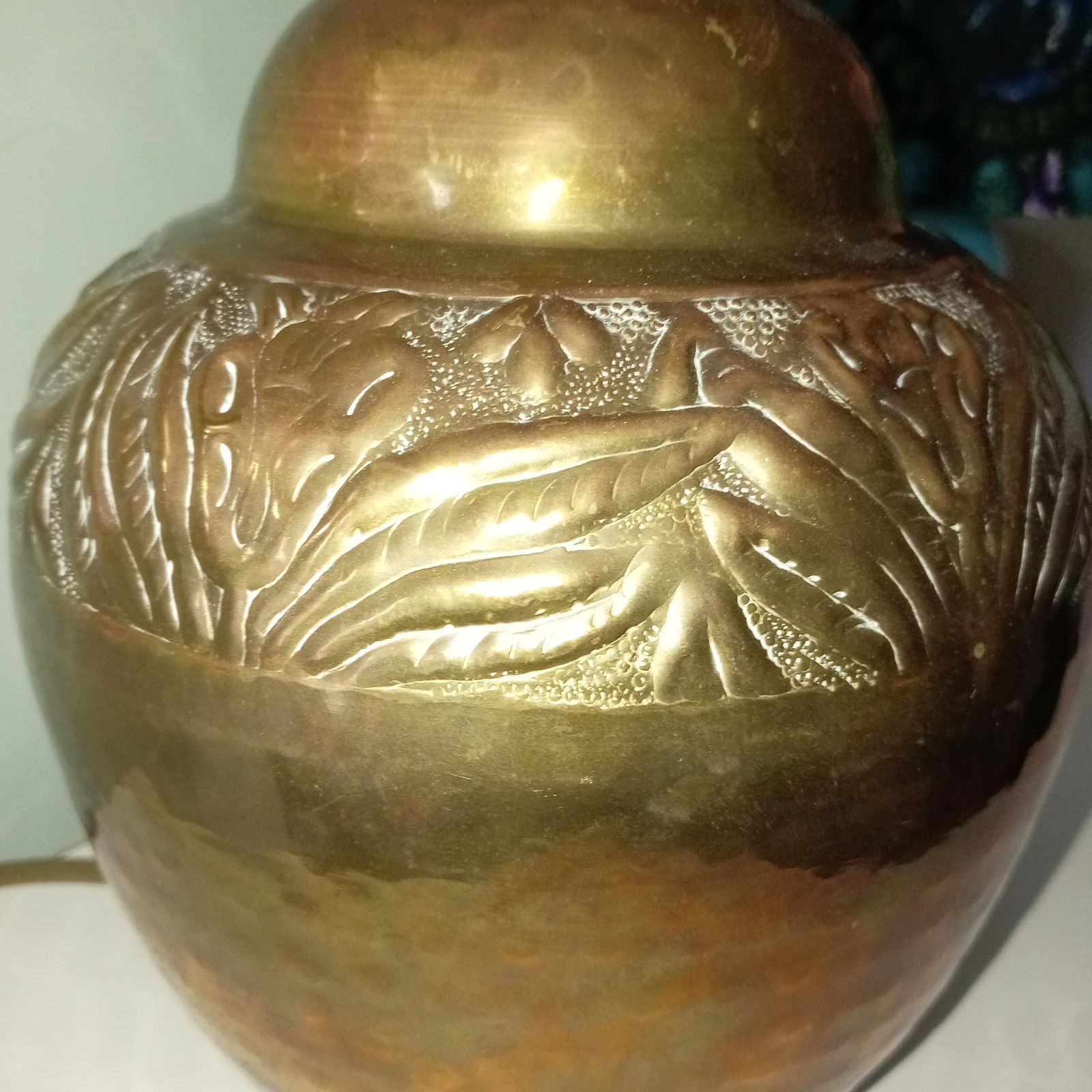 Hammered Brass Table Lamp. Late 20th Century Hammered Brass Lamp With Single Bayonet Bulb Holder. photo Lighting