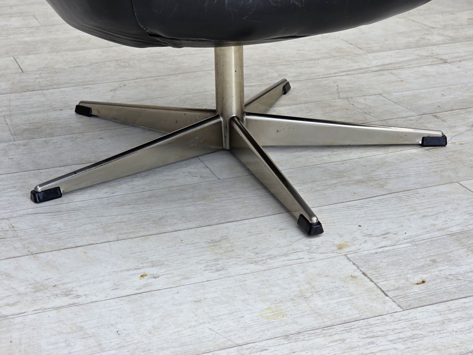 1970s, Danish Swivel Chair By H.W.Klein For Bramin Møbler, Furniture Leather. photo vintage