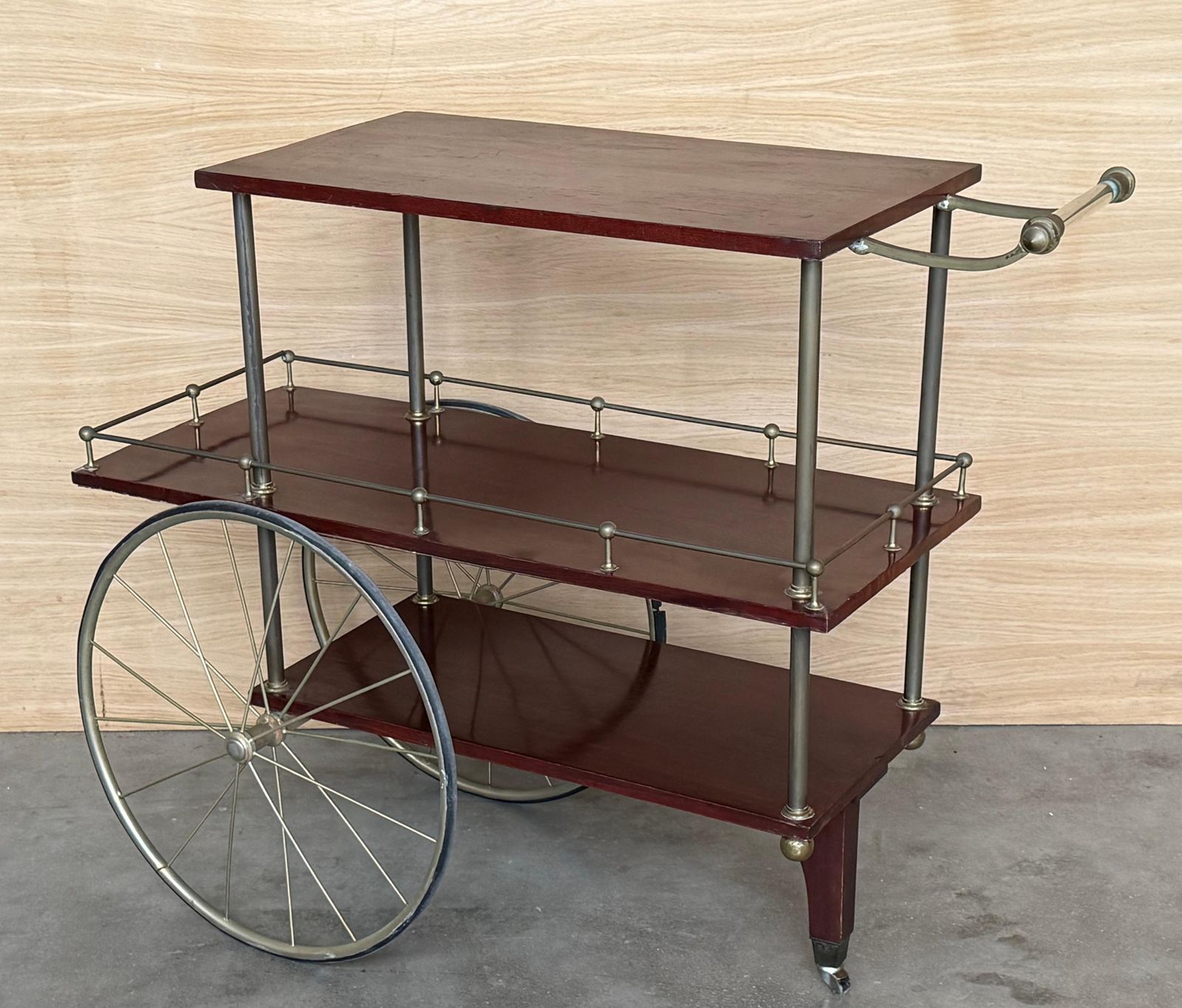Chariot de bar mid-century en acajou et laiton, Italie, années 1960 - trois niveaux photo vinterior