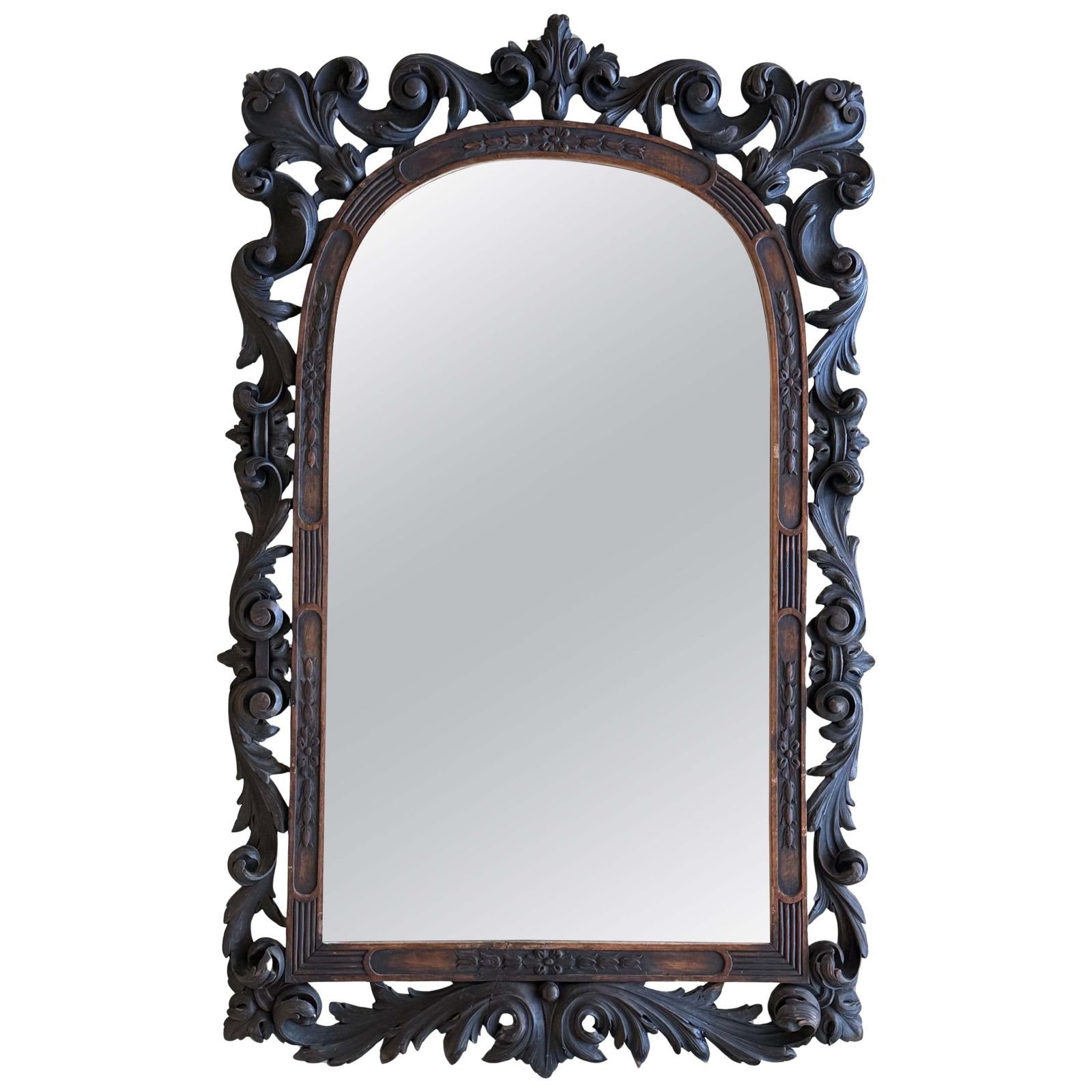 Miroir espagnol de style Forêt-Noire sculpté à motifs floraux, début du XXe siècle