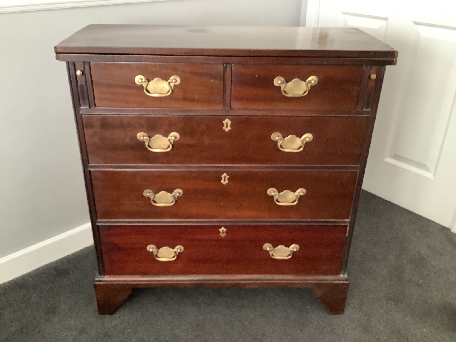 photo furniture Mahogany Bachelors Chest Of 2 Over 3 Drawers In The Georgian Style.