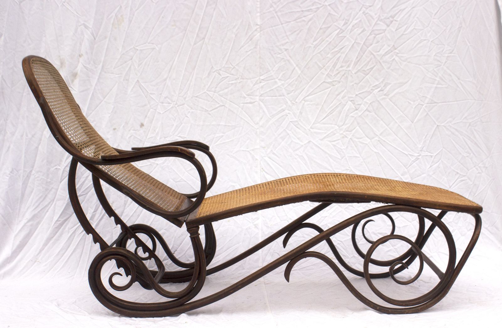 Antique Thonet Bentwood Reclining Daybed, Vienna Ca. 1900 – Adjustable Beechwood Lounge With Wicker Seat photo vintage