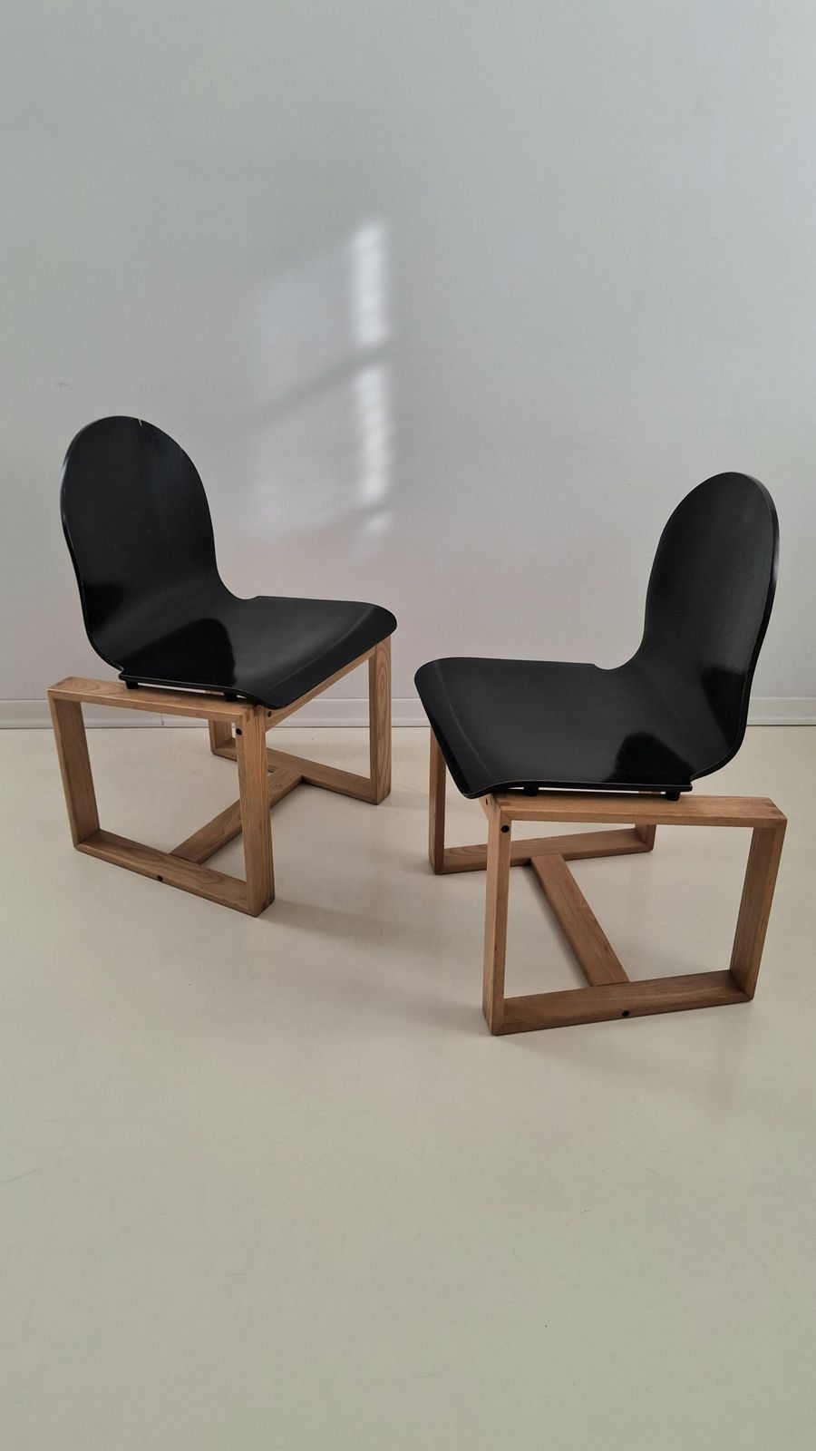 photo vinterior 70s Italian Minimalist Bentwood Chairs, Ash And Ebonised 1 Of 2