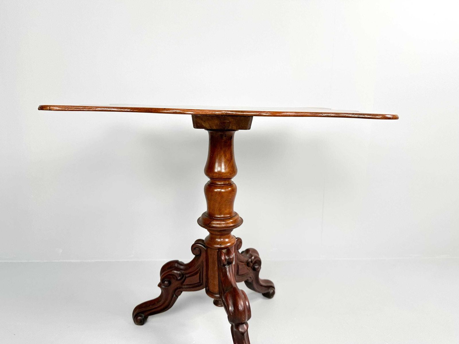 Antique Mahogany Pedestal Table With Contoured Top photo vinterior