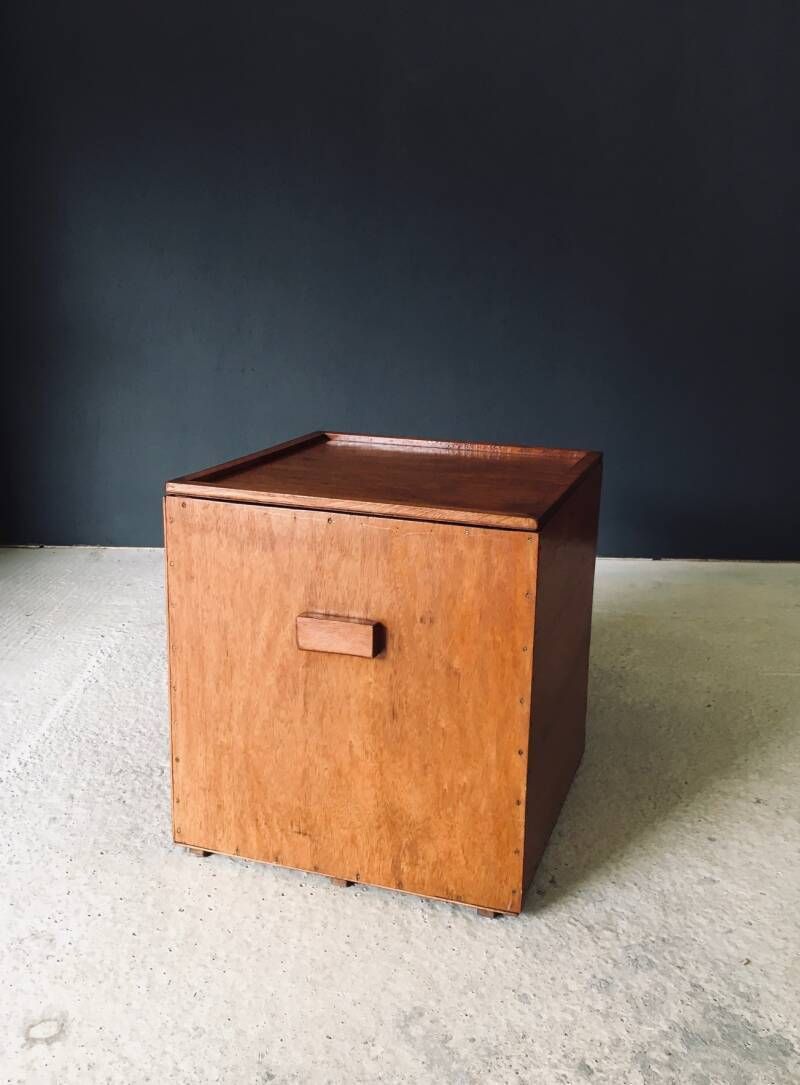 photo furniture Handgemaakte Kubusvormige Bijzettafel Met Opbergruimte, België, Ca. Jaren 1950