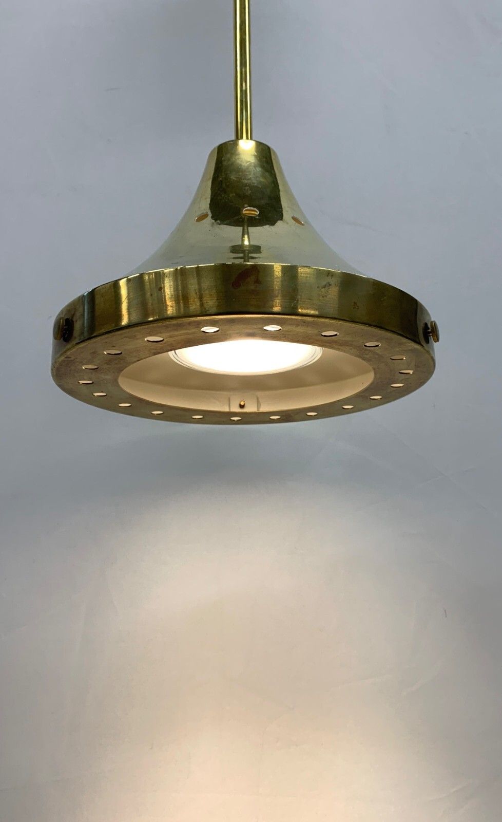 Coppia Lampadari Pendenti  In Ottone Attribuiti A Stilnovo photo furniture