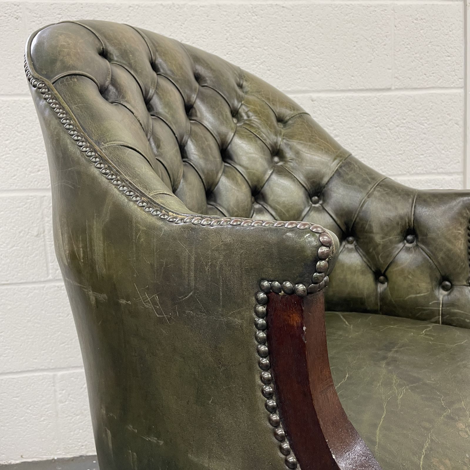 Georgian Style Dark Green Leather Buttoned Armchair photo vinterior