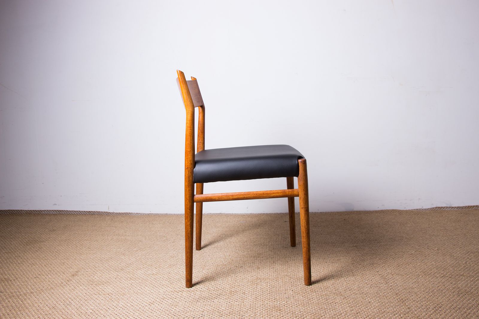 Ensemble de 6 chaises danoises en teck et skaï neuf, modèle 418, par Arne Vodder pour Sibast, 1960. photo Mobilier