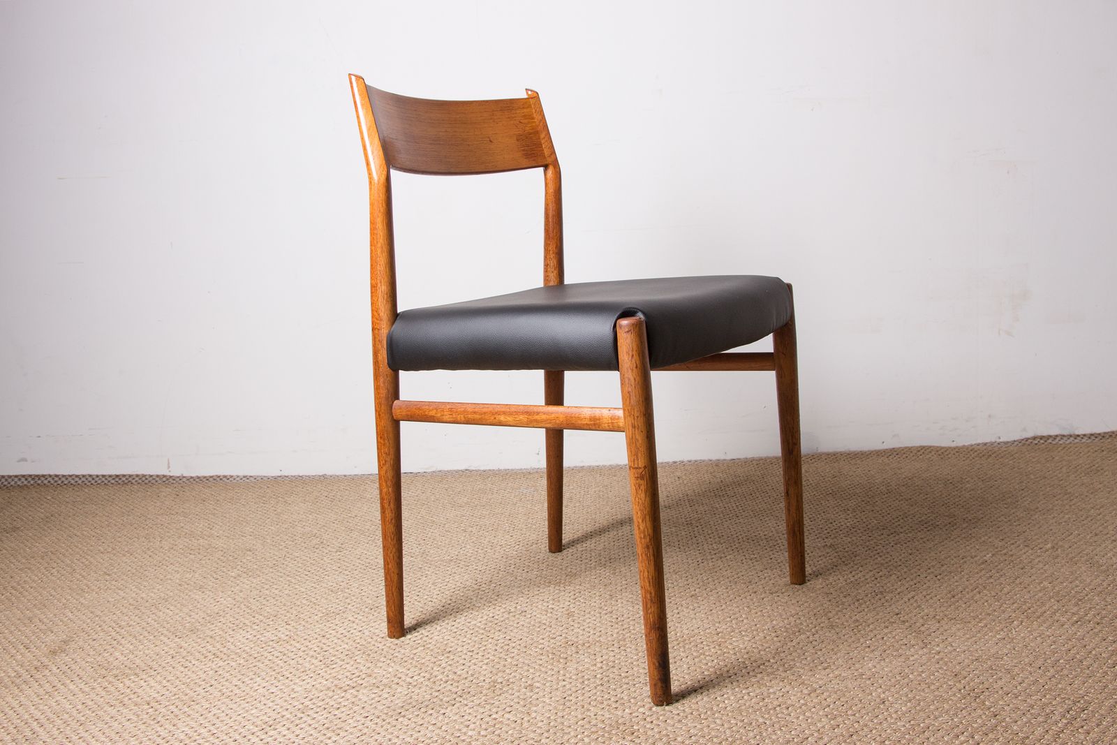 photo vinterior Ensemble de 6 chaises danoises en teck et skaï neuf, modèle 418, par Arne Vodder pour Sibast, 1960.