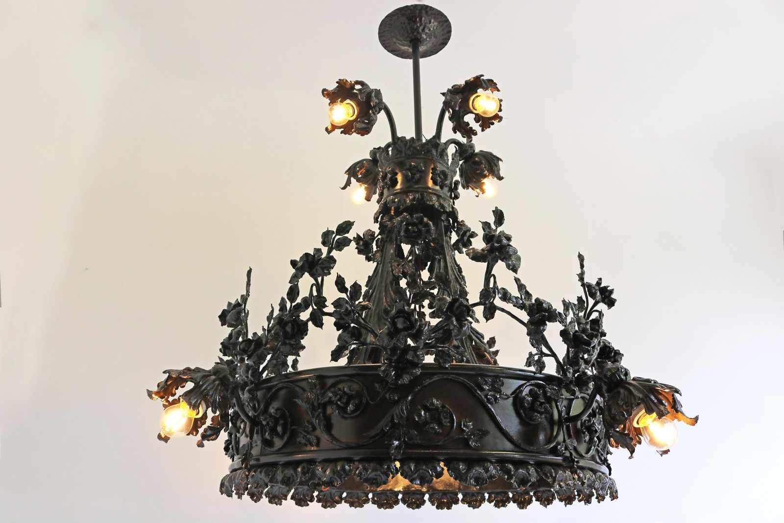 8565.0 Monumentale Arts And Crafts Smeedijzeren Kroonluchter, Toegeschreven Aan Louis Van Boeckel photo