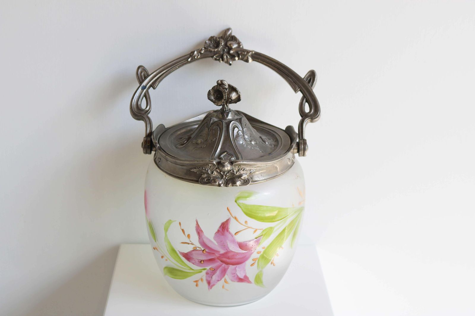 Antiek Floraal Handgeschilderd Geëmailleerd Glazen Biscuitblik, Art Nouveau, Frankrijk photo furniture