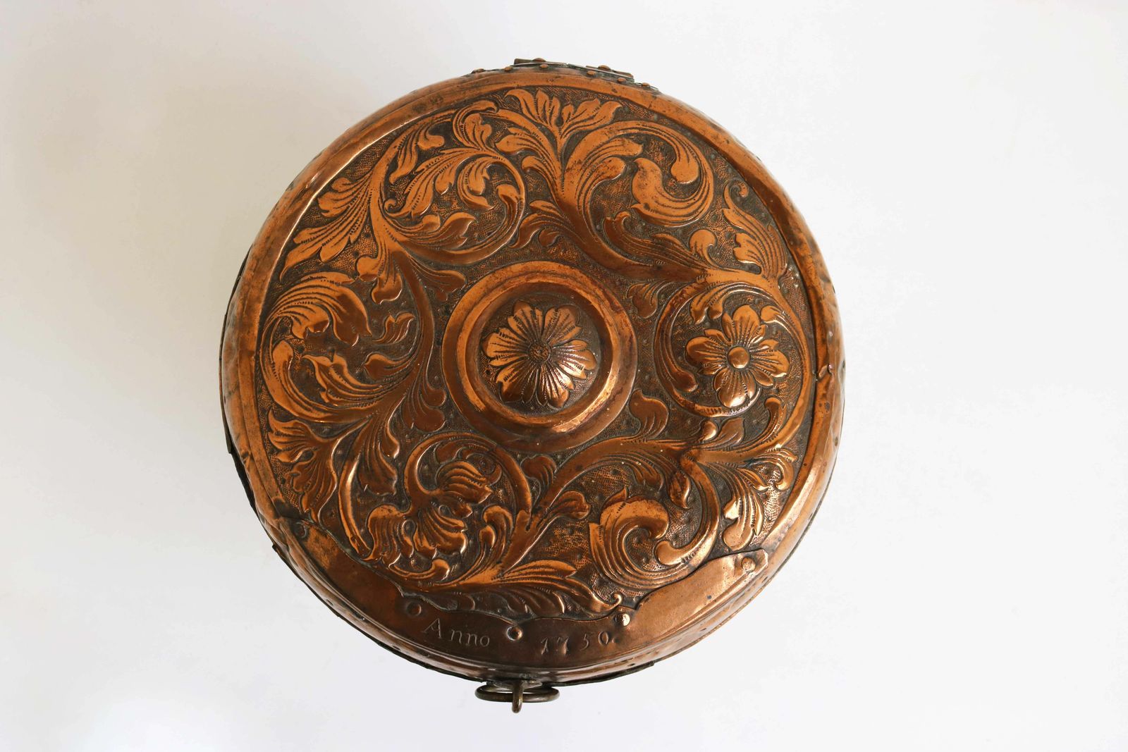Gedecoreerde Antieke Nederlandse Koperen Schaal / Pot Met Deksel, 18e Eeuw, Gedateerd 1750 photo vinterior