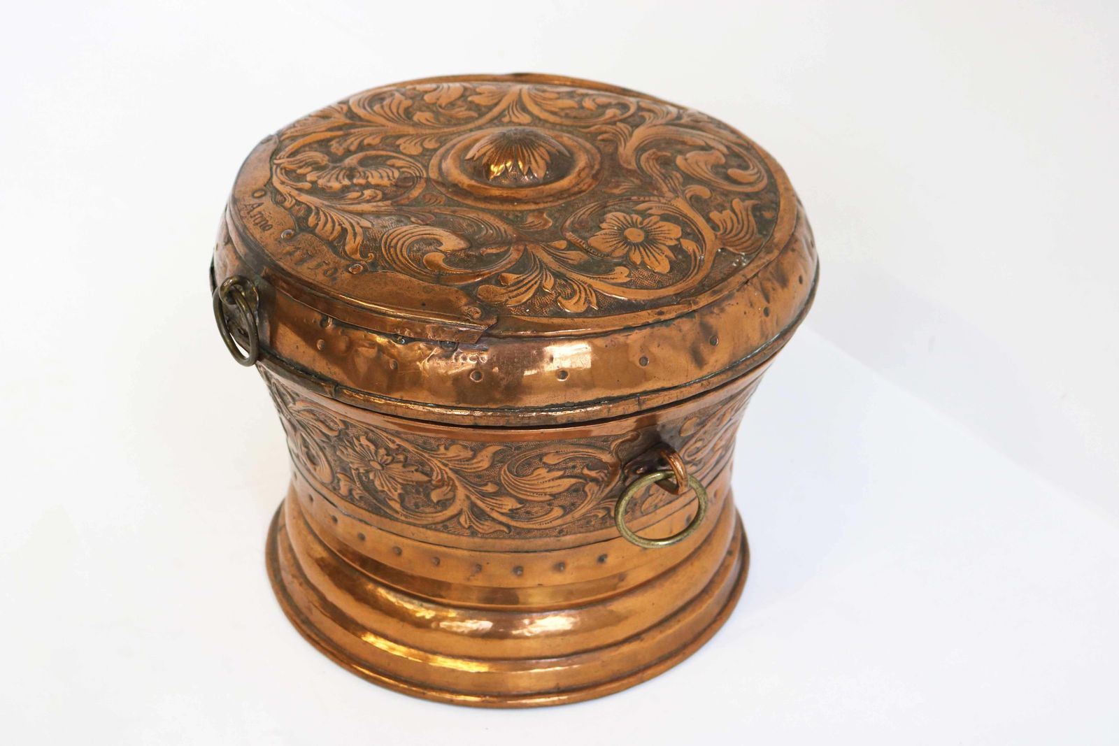 photo for sale Gedecoreerde Antieke Nederlandse Koperen Schaal / Pot Met Deksel, 18e Eeuw, Gedateerd 1750