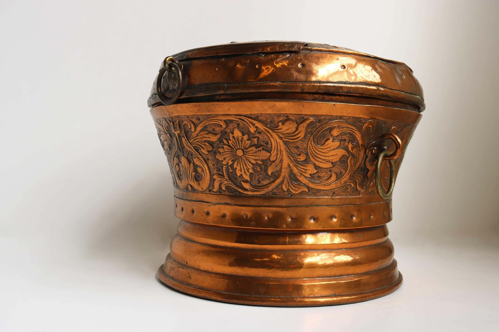 Woonaccessoires Gedecoreerde Antieke Nederlandse Koperen Schaal / Pot Met Deksel, 18e Eeuw, Gedateerd 1750 photo