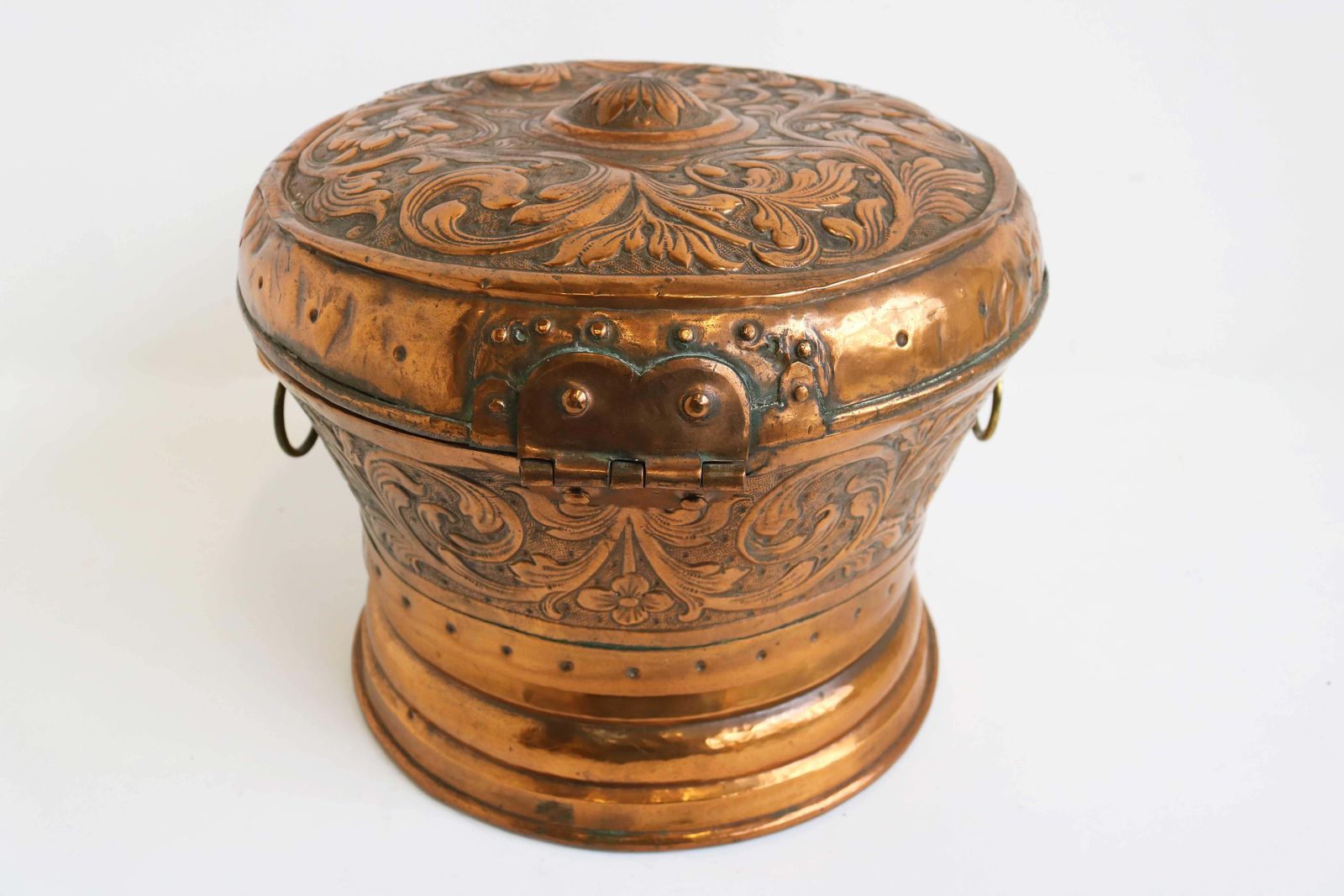 1151.0 Gedecoreerde Antieke Nederlandse Koperen Schaal / Pot Met Deksel, 18e Eeuw, Gedateerd 1750 photo