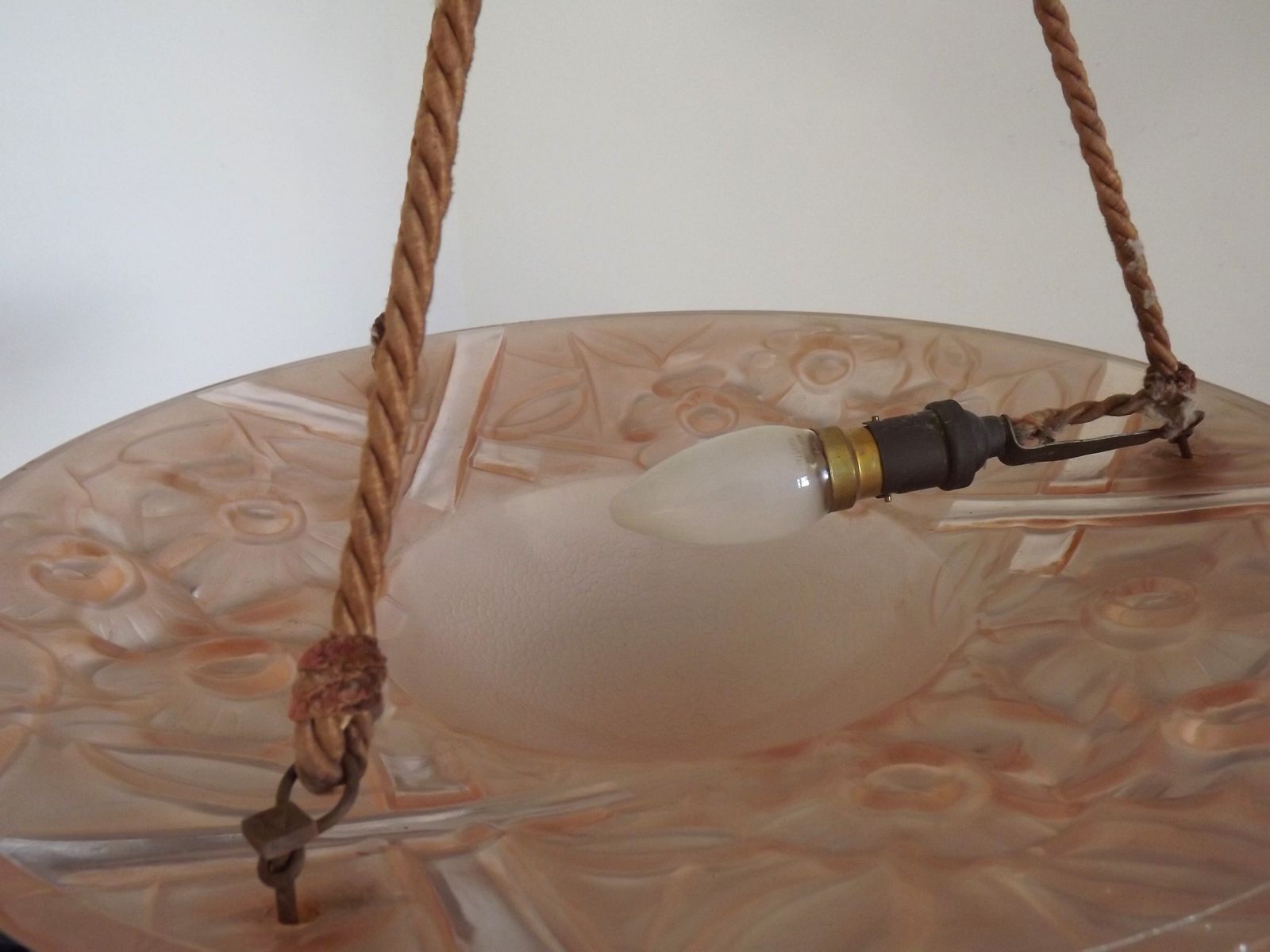 photo furniture Franse Art Deco plafondlamp met roze glas en bloemmotief, gestempeld S.E.V.B.A