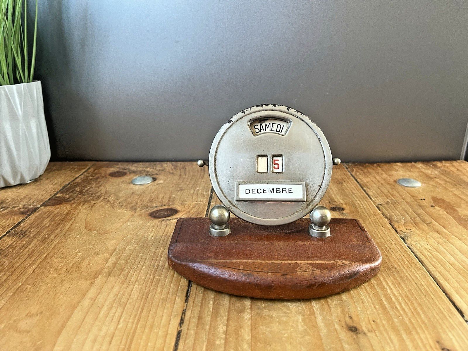 photo for sale French Art Deco Mistral Working Lever Perpetual Desk Top Calendar Leather Chrome