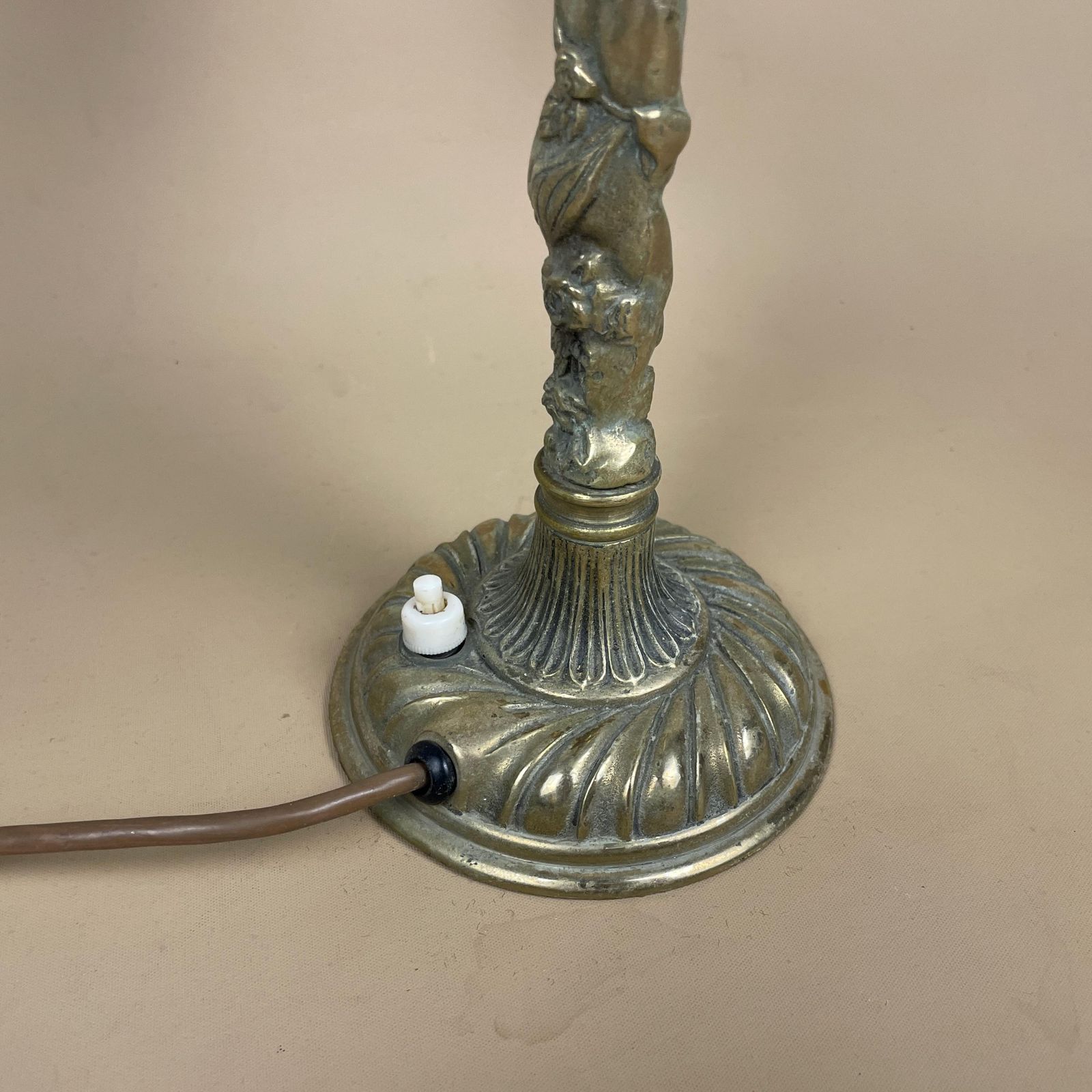 photo furniture Antique Lamp Light Bedside Side Table Desk Detail Vintage Pattern Cherub Baby Gold Brass Metal Ornate Pattern 2 Arms Round Base Classic
