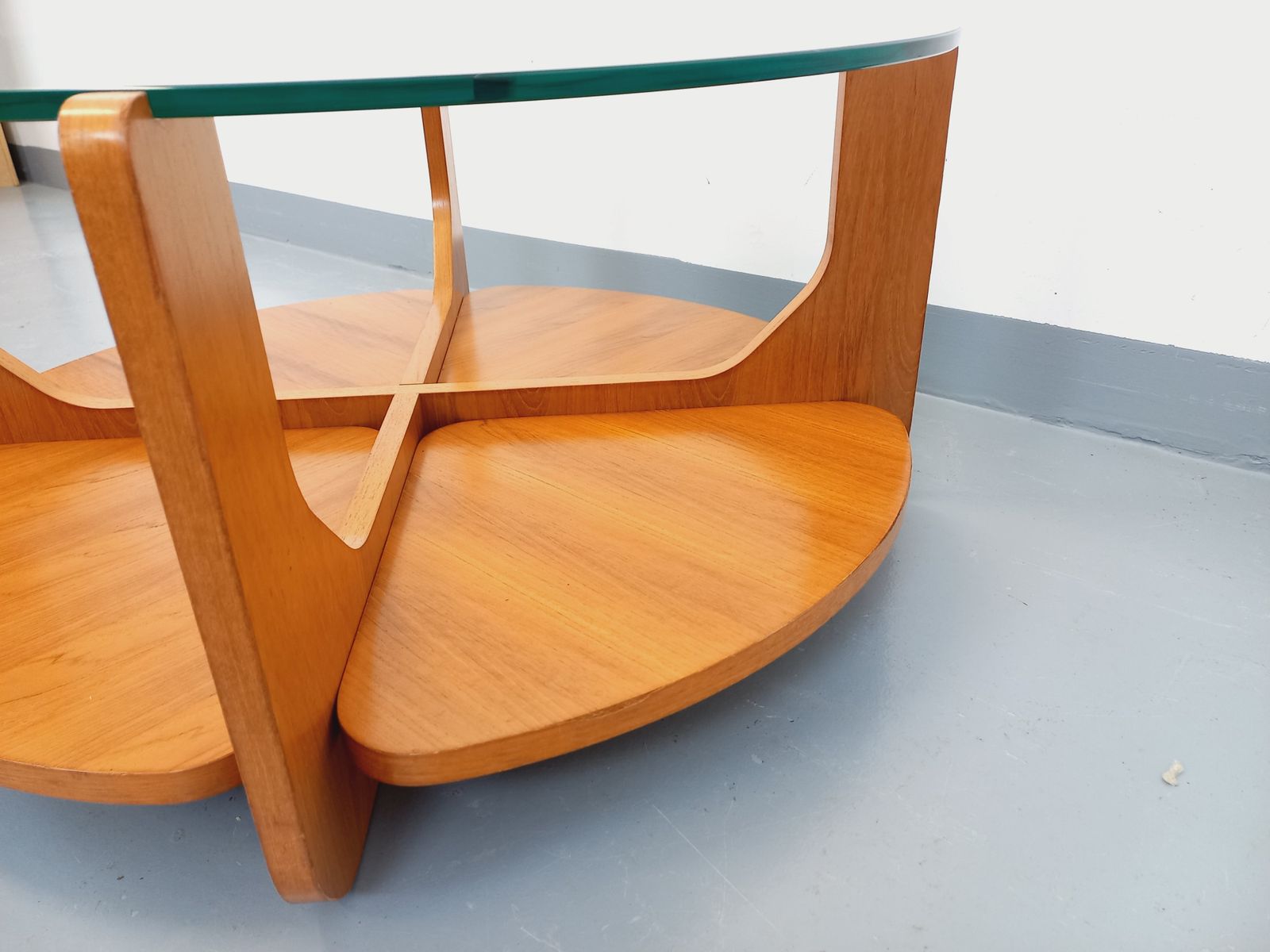 photo furniture Hugues Poignant Round Coffee Table In Teak And Glass