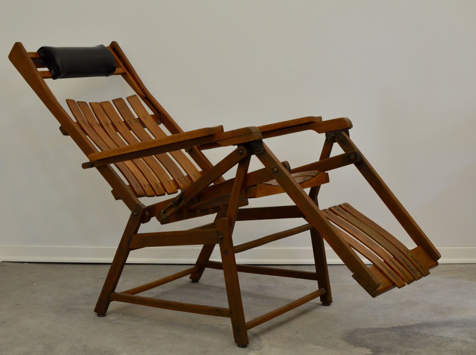 Exclusive: Siesta Medizinal By Hans And Wassili Luckhardt For Thonet, 1930s