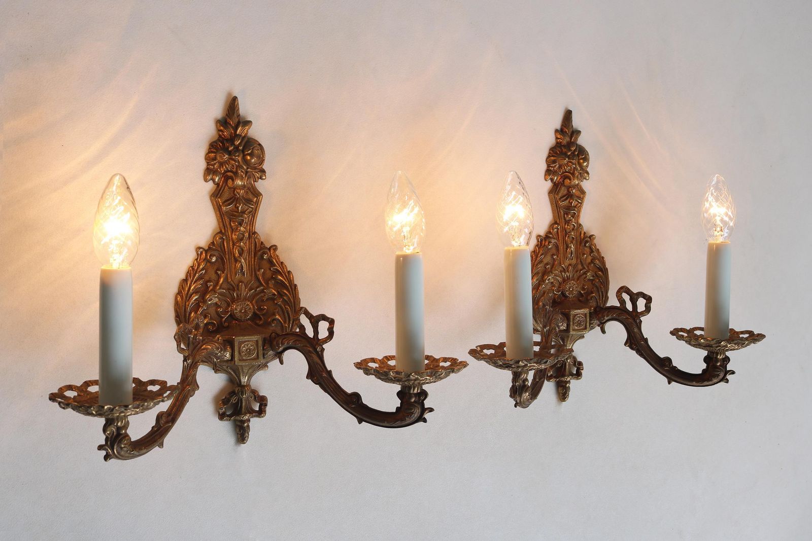 Vintage Paar Franse Messing Wandlampen Met Lint  En Bloemenmotief, Jaren 1960 photo furniture