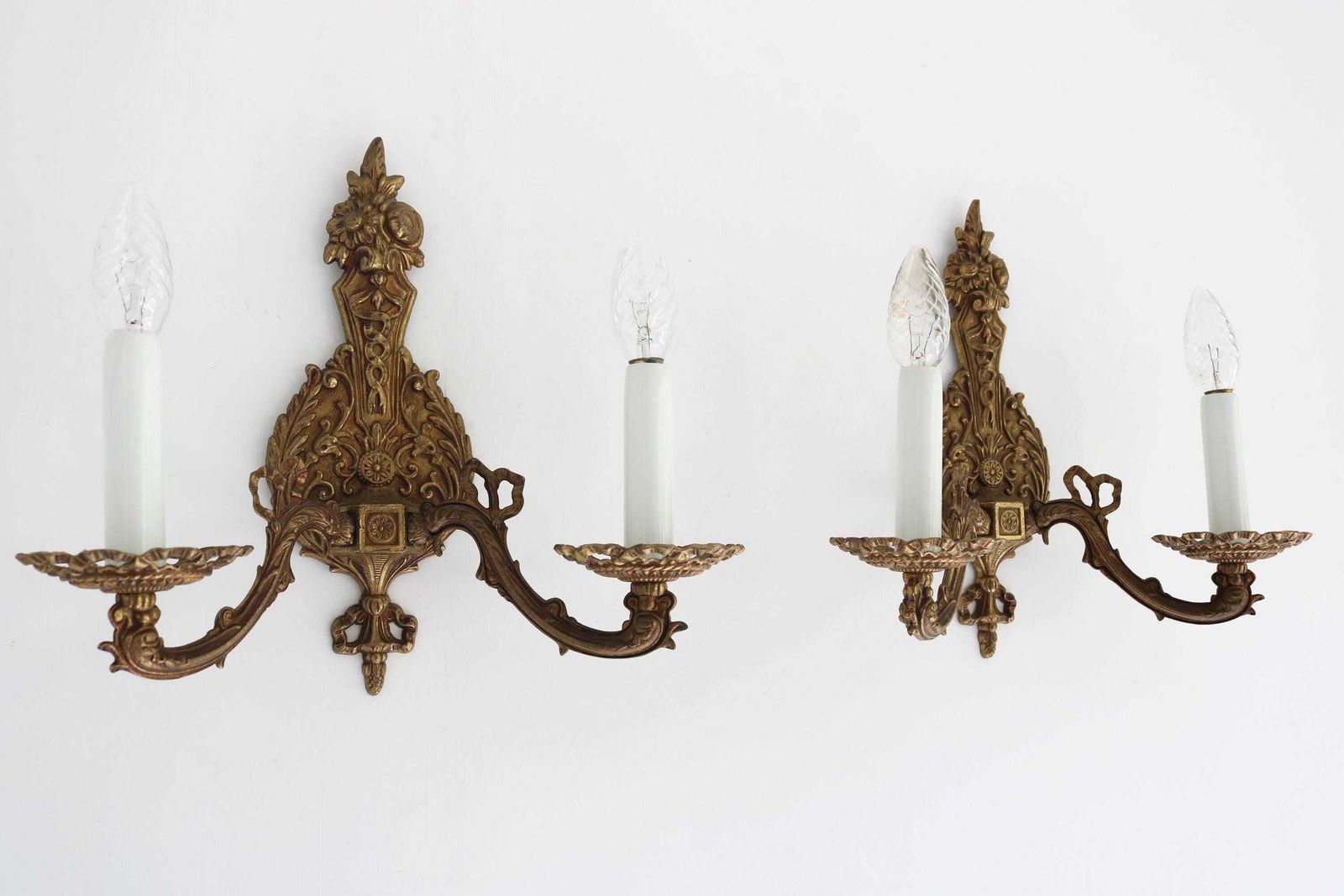 Vintage Paar Franse Messing Wandlampen Met Lint  En Bloemenmotief, Jaren 1960 photo Verlichting