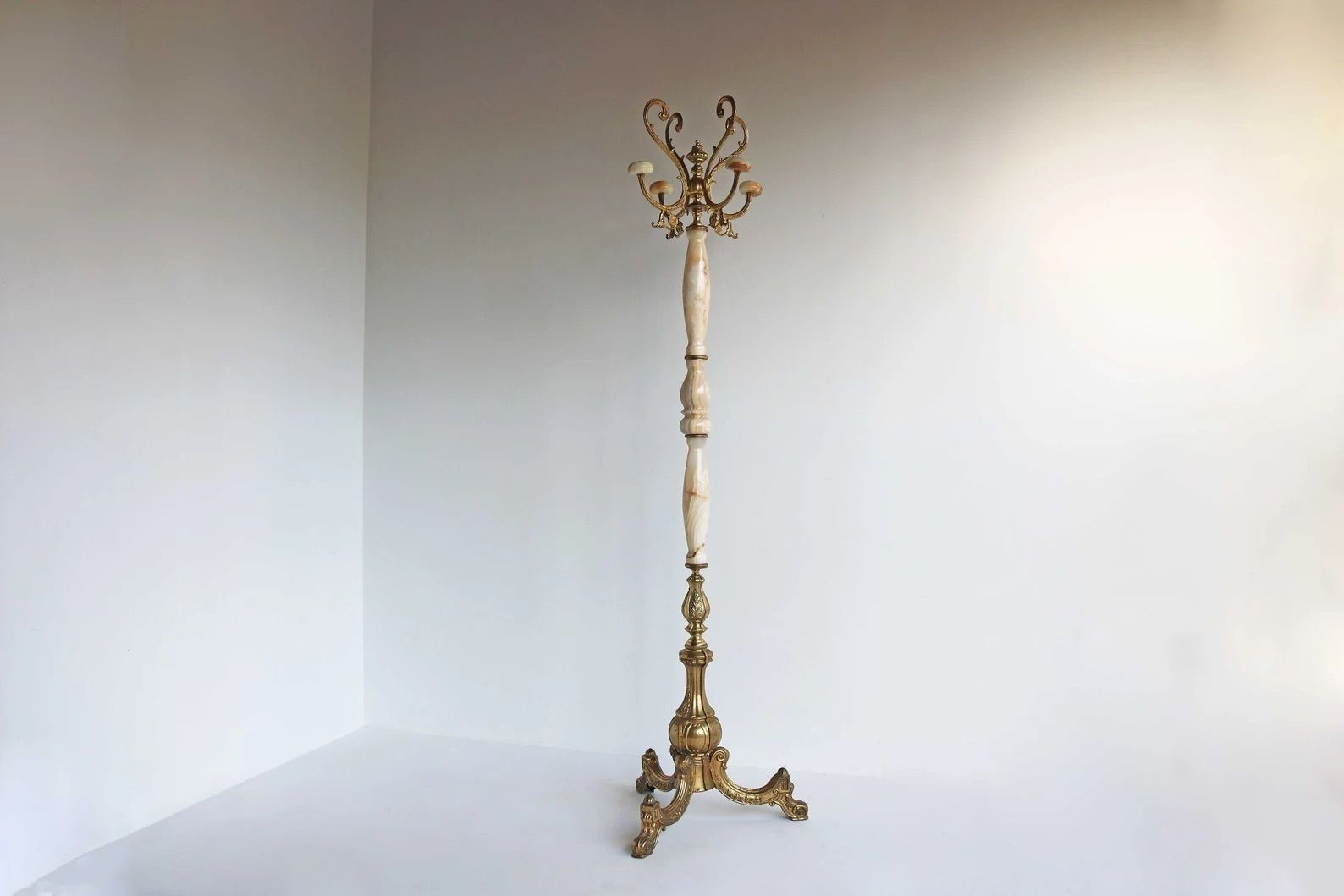 photo furniture Italian Ornate Brass & Round Onyx Marble Coat Hat Rack Hall Tree Floor Stand Hollywood Regengy Vintage Eyecatcher Classic 1950 1960