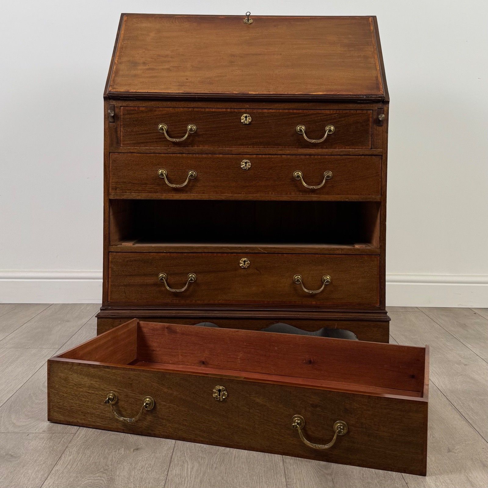 585.0 Antique 20th Century Fine Quality Bureau In Mahogany photo