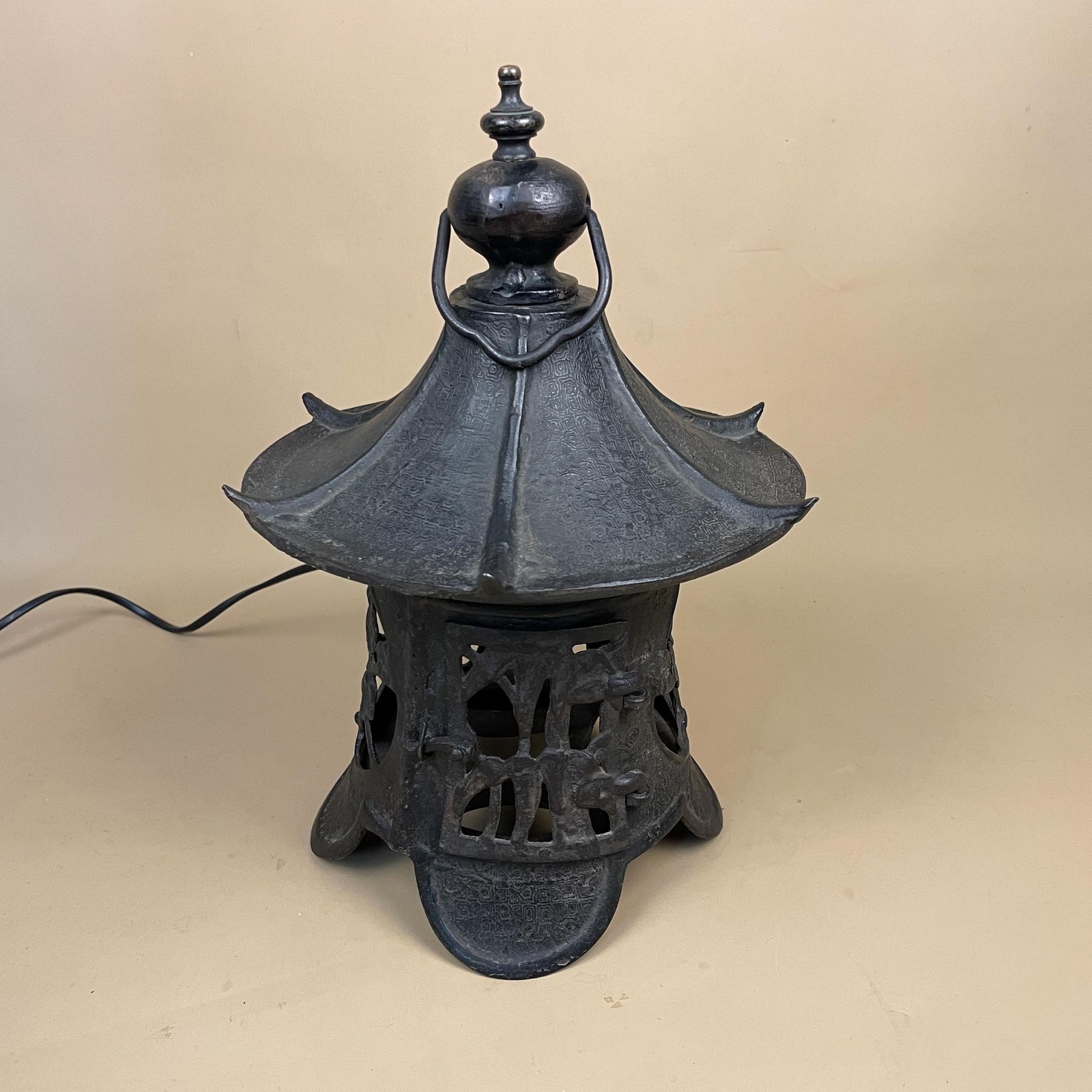 Vintage Japanese Pagoda Lantern Oriental Lamp Cast Metal Asian Style Garden Light Decor Mid Century Indoor Outdoor Lighting Home Accent Lamp