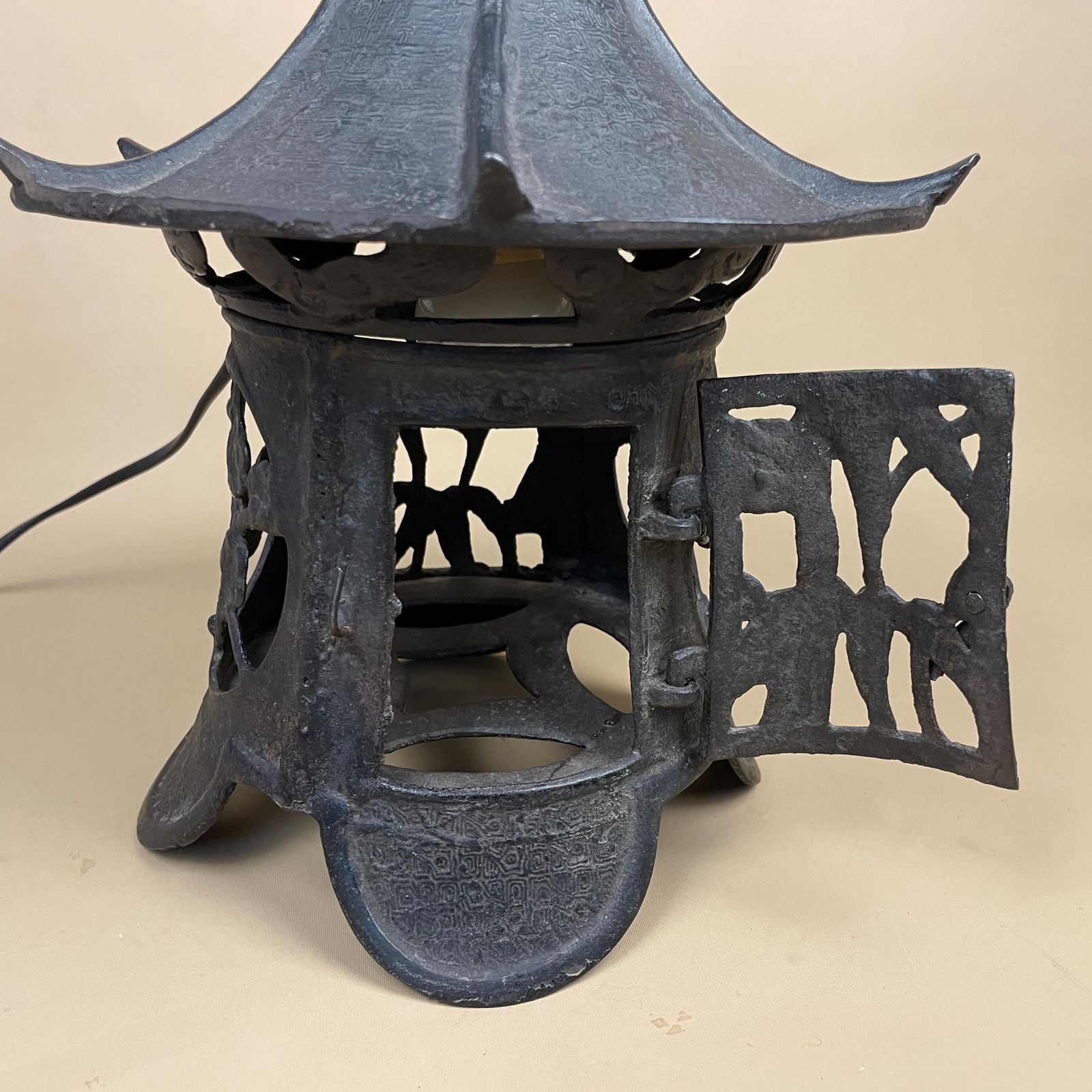 Vintage Japanese Pagoda Lantern Oriental Lamp Cast Metal Asian Style Garden Light Decor Mid Century Indoor Outdoor Lighting Home Accent Lamp photo vinterior