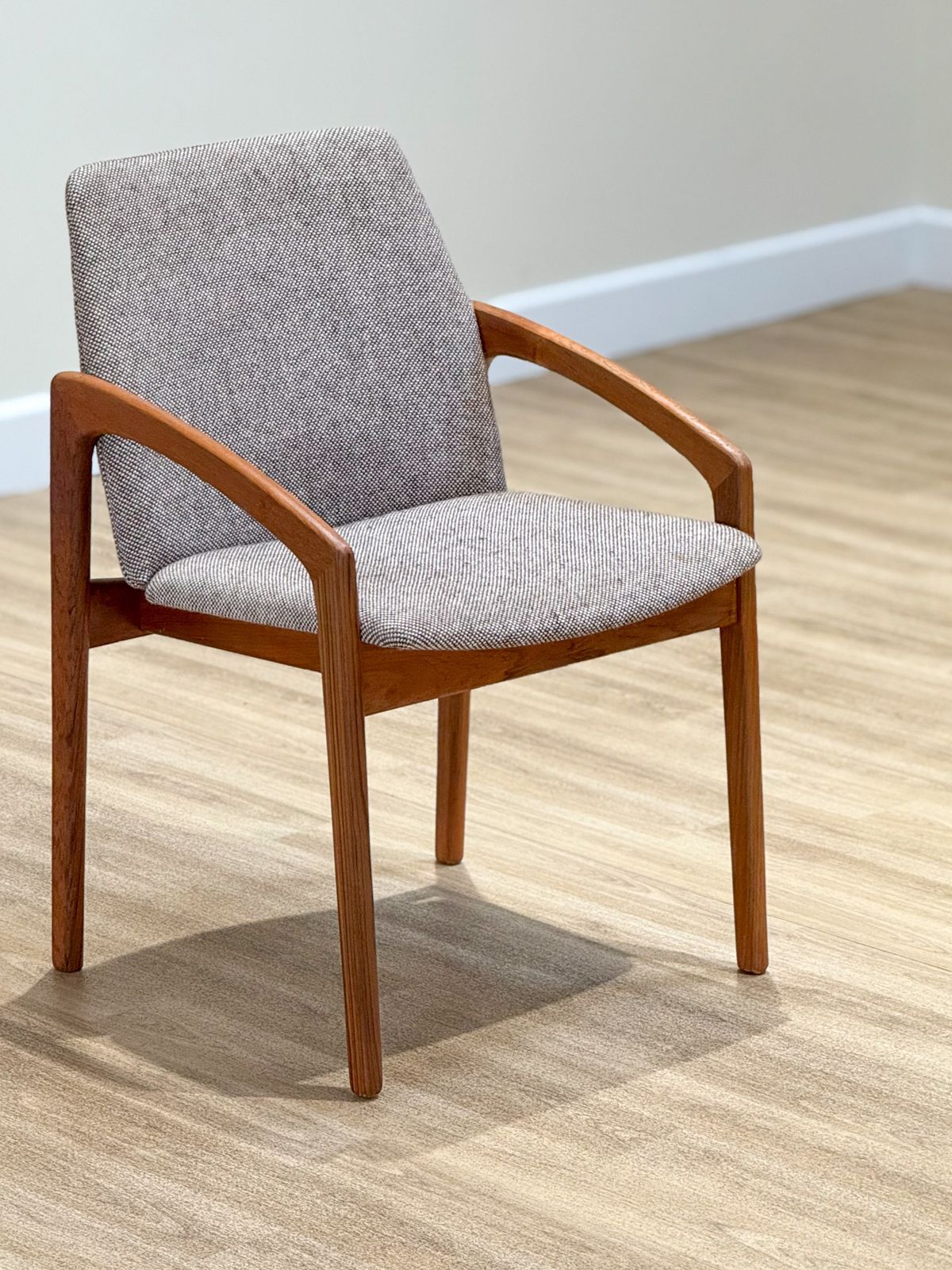 photo vintage Set Of Danish Dining Chairs By Henning Kjaernulf For Korup Stolfabric Model 23.