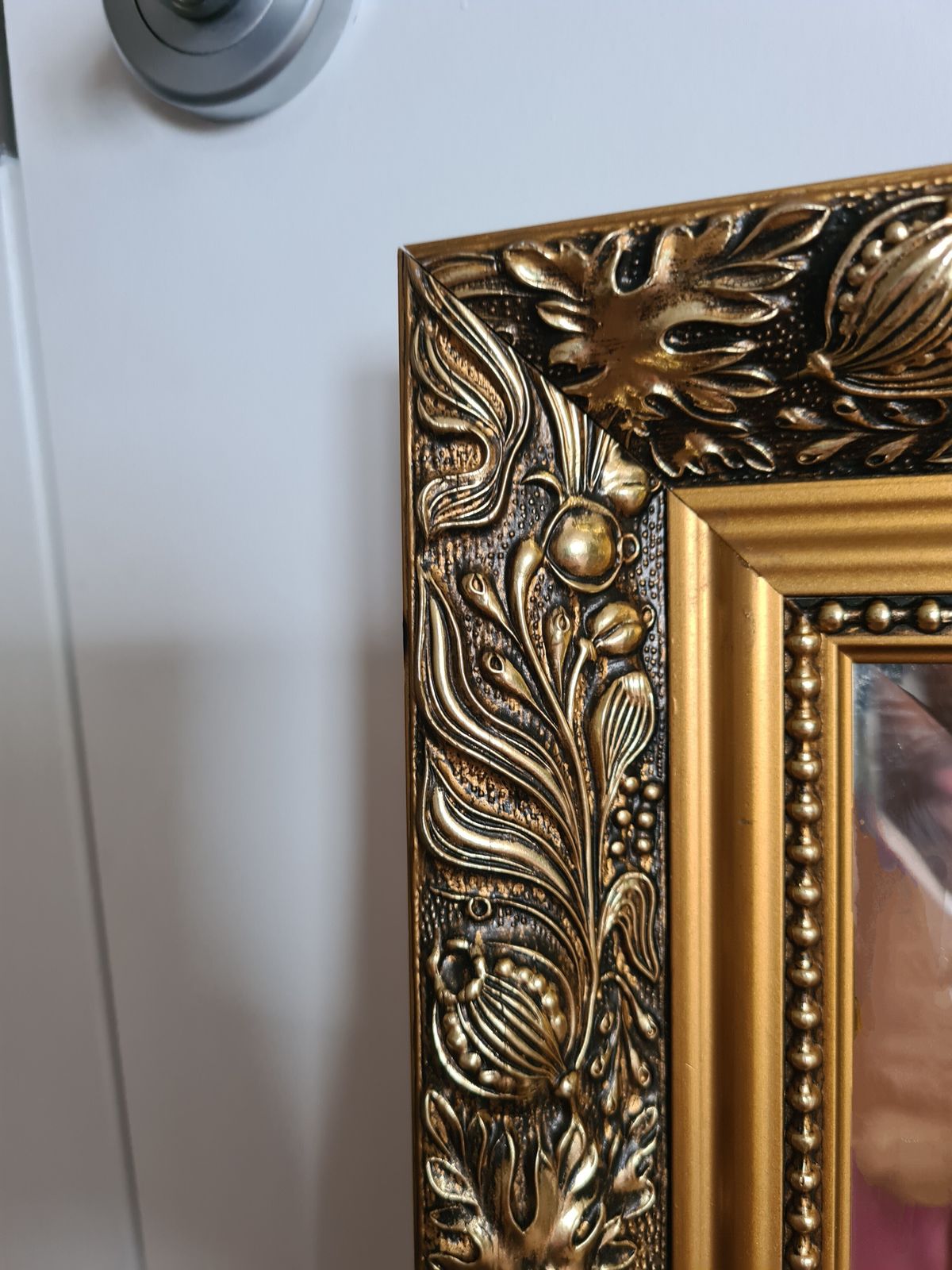 1980s British Neoclassical Gilt Wood Bevelled Wall Mirror Dahlia Hand Carved Frame photo vinterior