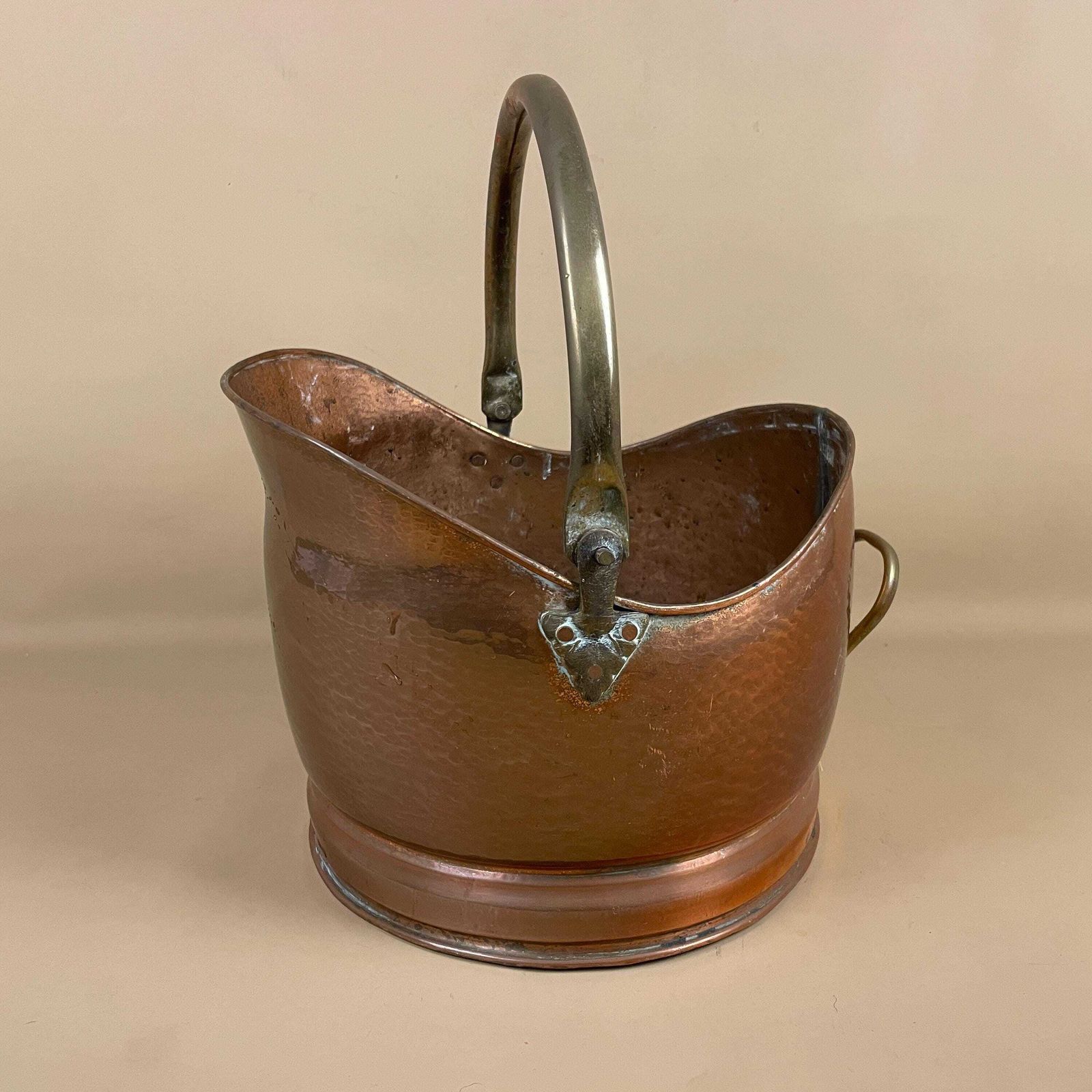 Antique Metal Copper Coal Bucket Handle Fireside Fire Side Scuttle Helmet Farmhouse Cottage Brass Gold Vintage Fireplace Hammered Pattern photo vinterior