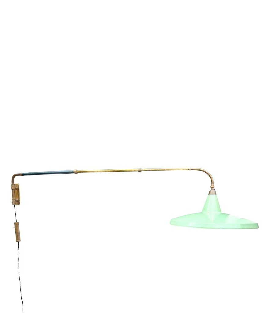 photo vintage An Italian 1950s Stilnovo Brass Extendable Telescopic Wall Light With Green Stitched Leather Arm