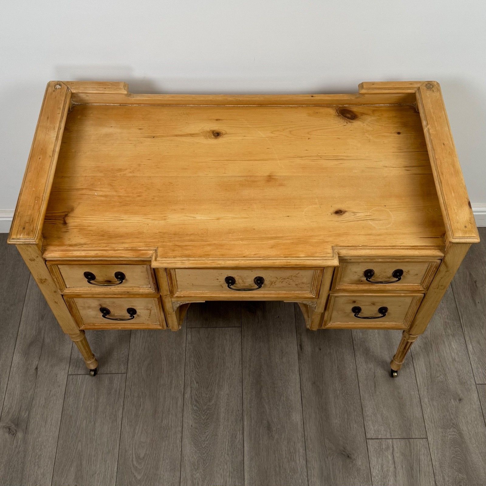 photo furniture Antique 20th Century Good Quality Pine Kneehole Desk