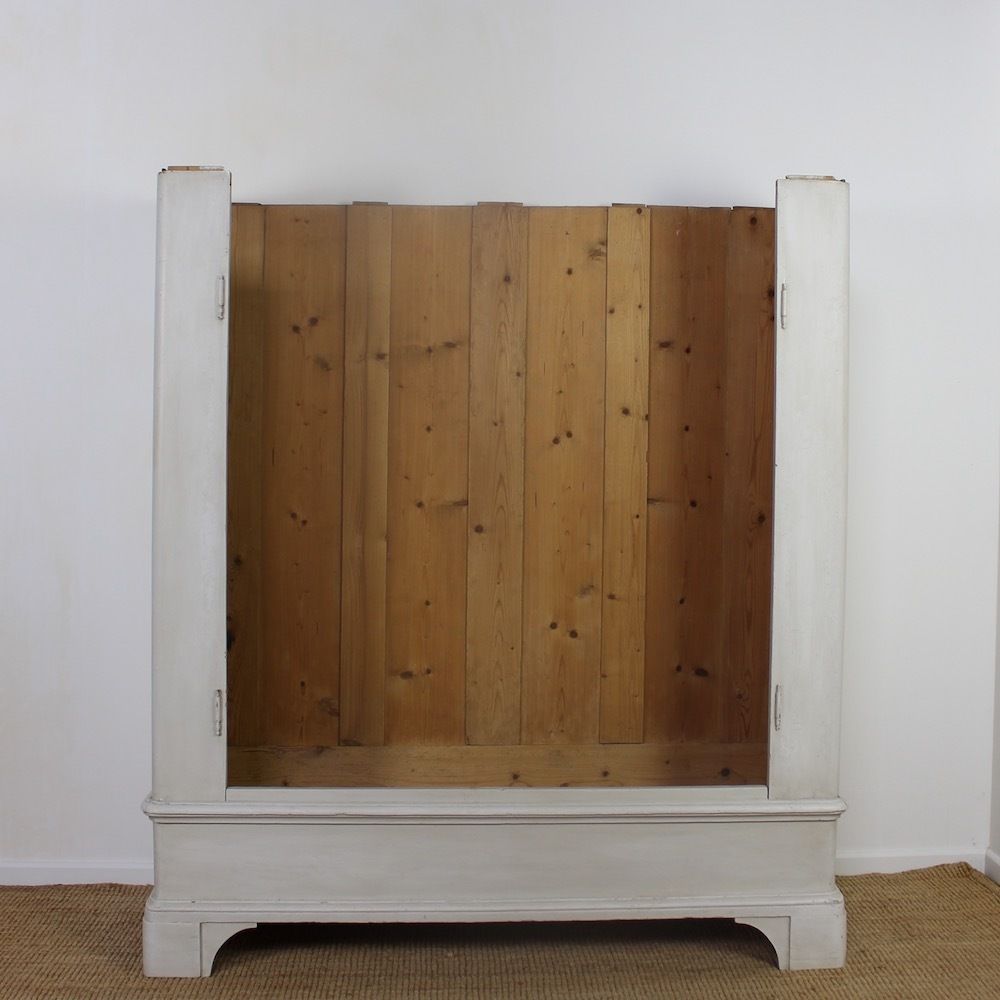 photo vinterior 19th Century Continental Wardrobe