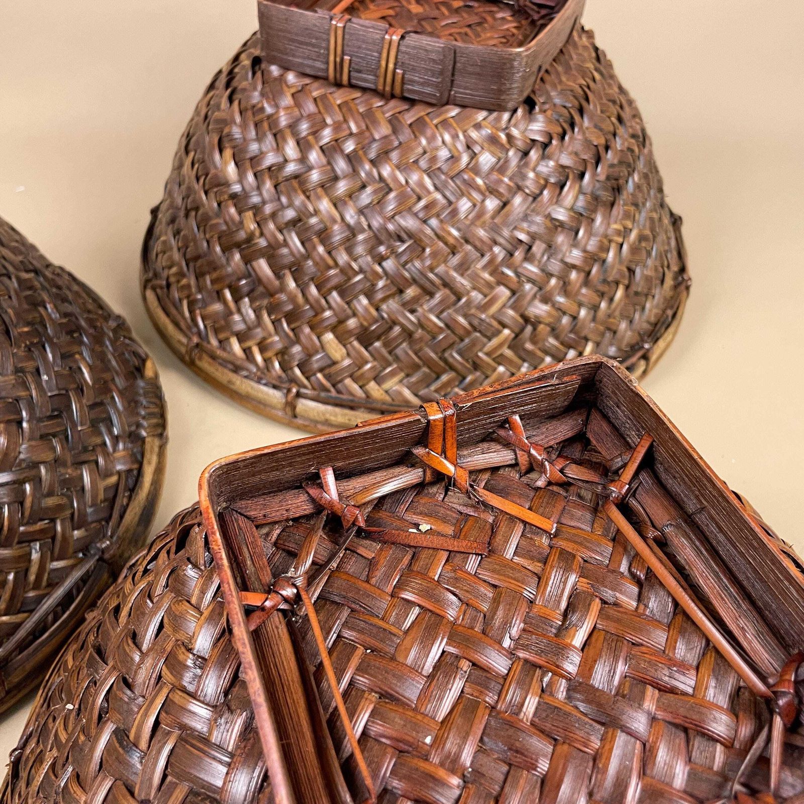 photo vinterior Set Of 3 Indonesian Bamboo Woven Display Bowls Basket Round Brown Bowl Table Display Decorative Brown Handmade Circular Fruit Boho