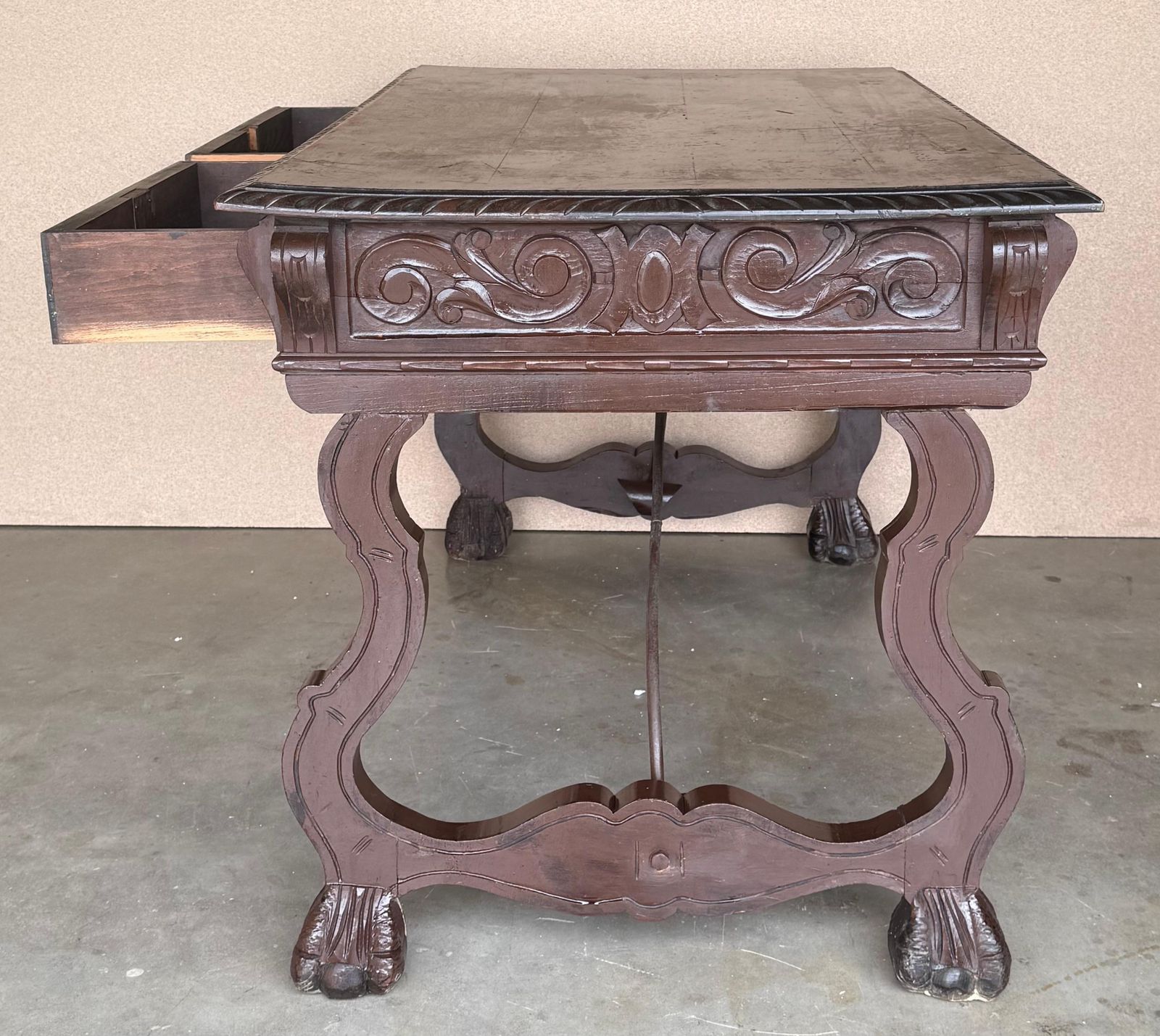 photo furniture Table de bibliothèque ou bureau de style baroque espagnol en chêne, XIXe siècle, deux faces