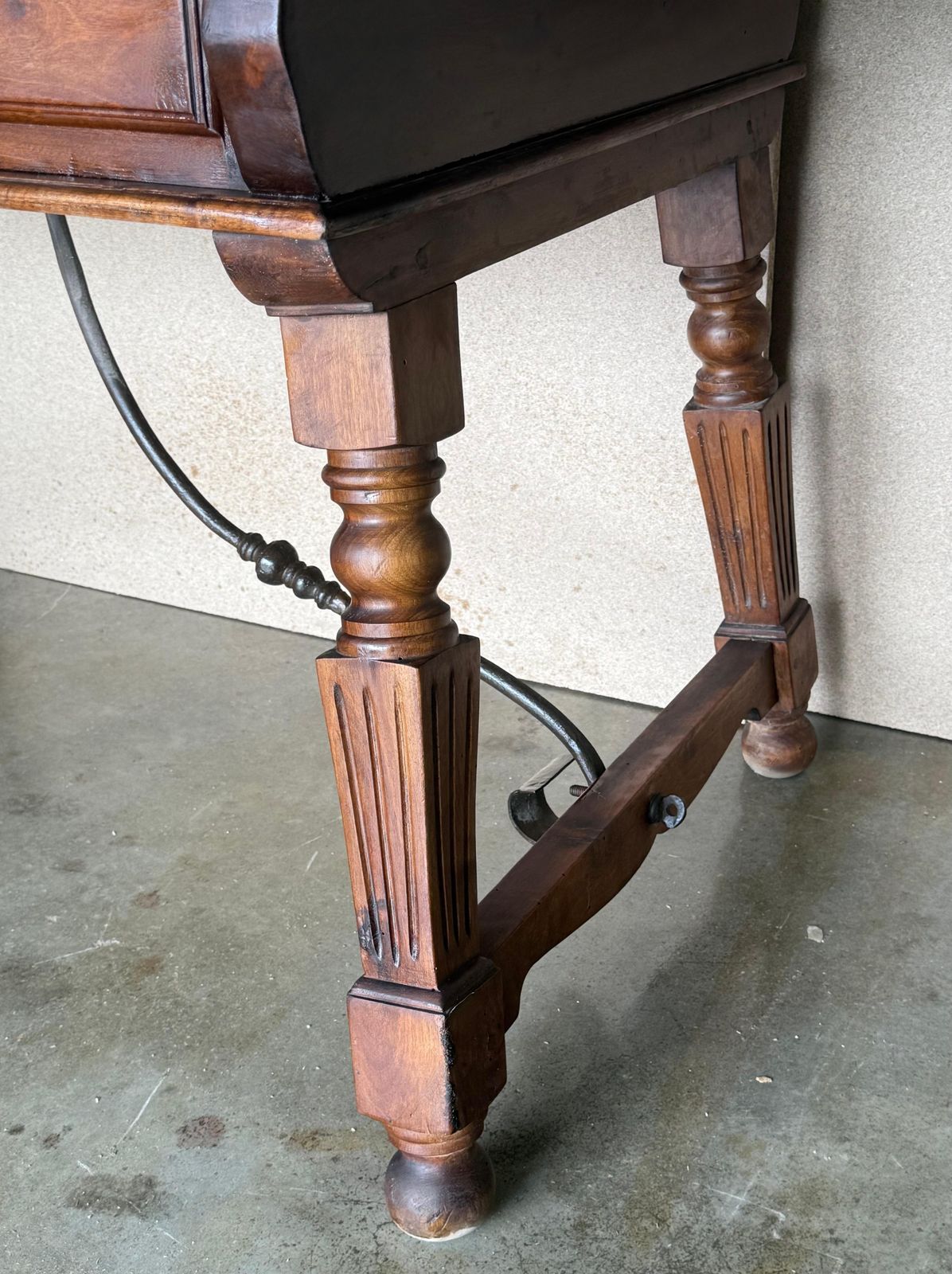 photo vintage 19th Century Solid Oak Baroque Fluted Legs Desk Writing Table Or Console