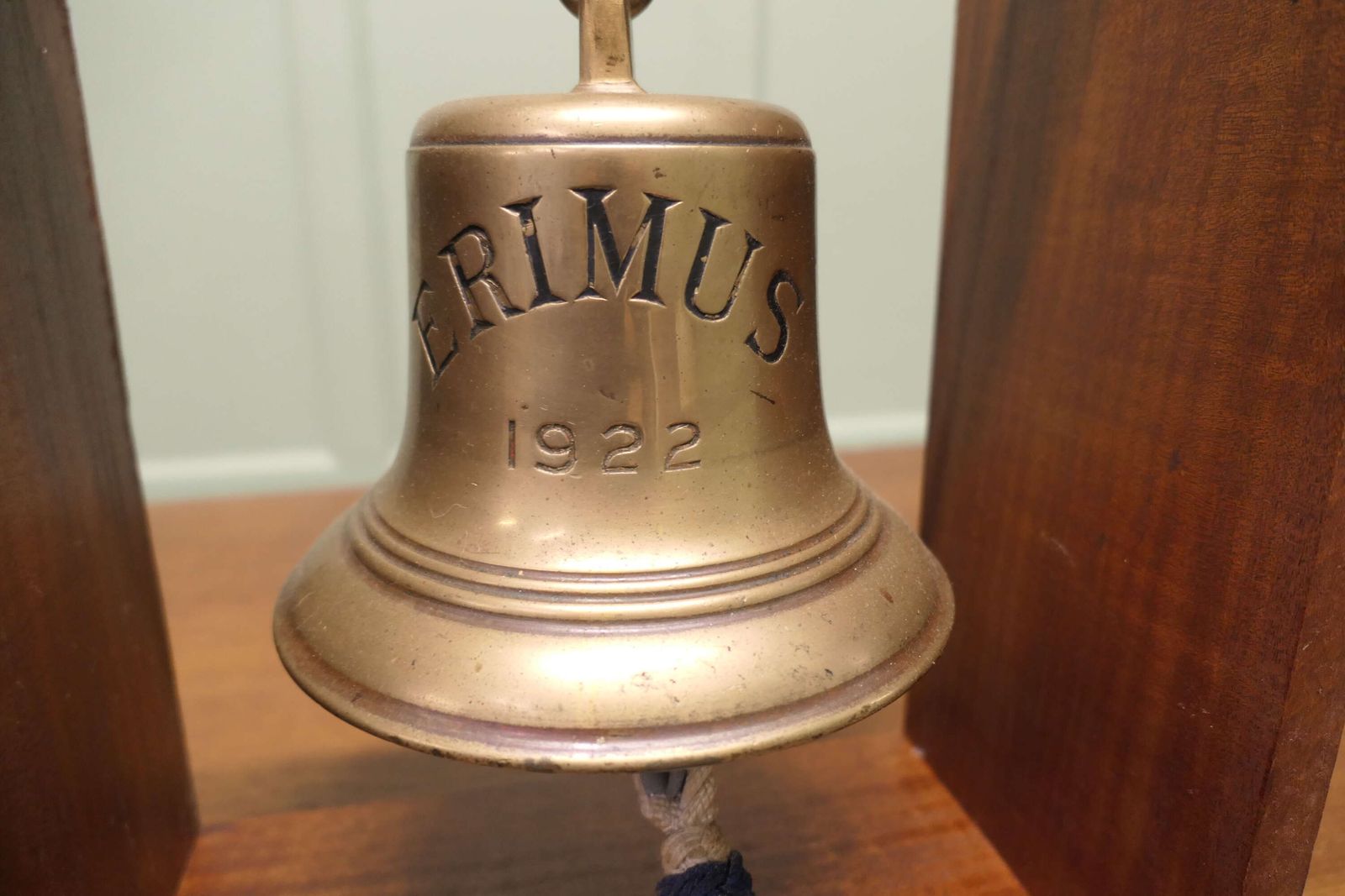 Mounted Bronze Ships Bell From Mv Erimus 1922, Thornaby On Tees photo vinterior