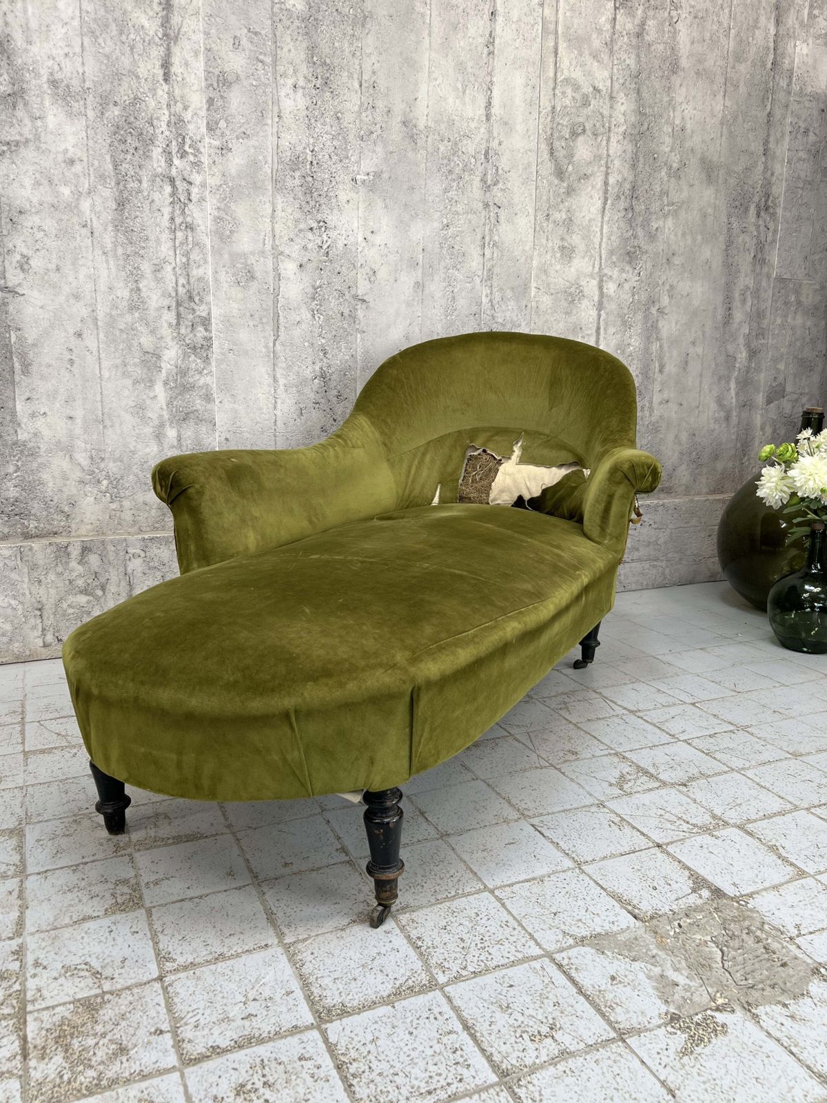 Napoleon III Moss Green Velvet Chaise Longue photo furniture