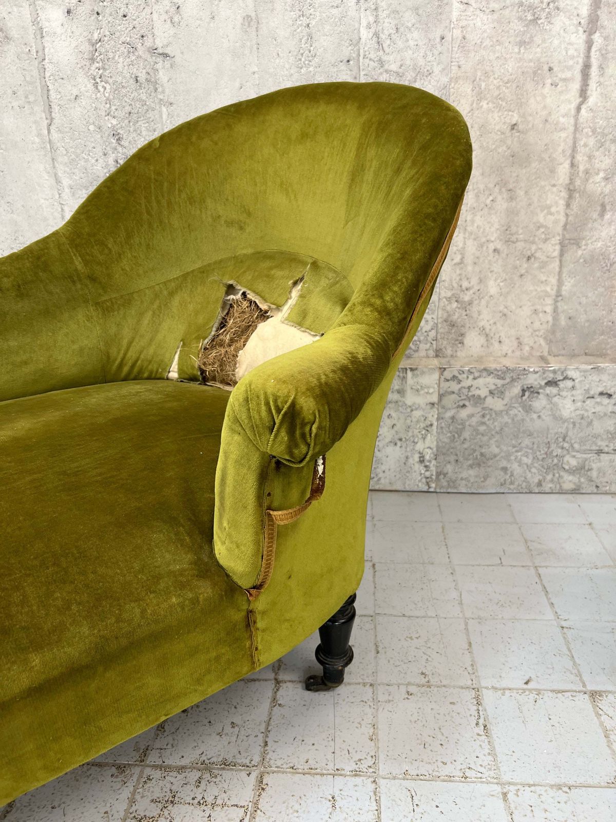 Napoleon III Moss Green Velvet Chaise Longue photo vinterior