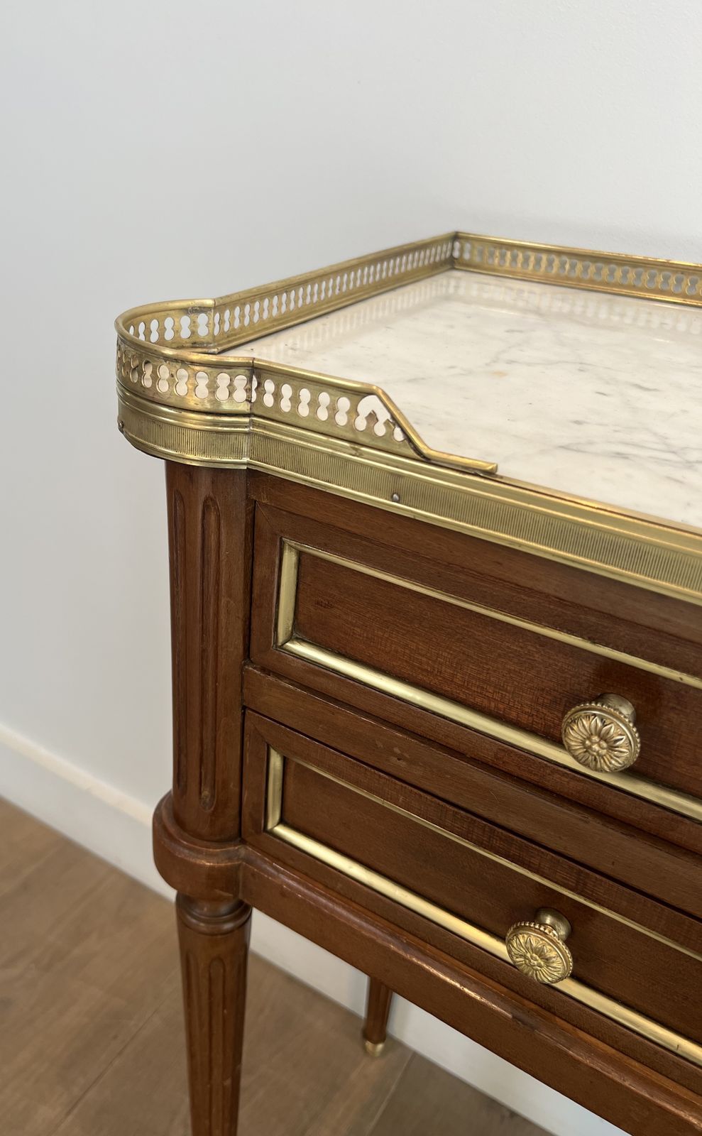 photo vinterior Pair Of Mahogany And Brass End Tables Or Bedside Tables With Carrara Marble Tops In The Style Of Maison Jansen. Circa 1940