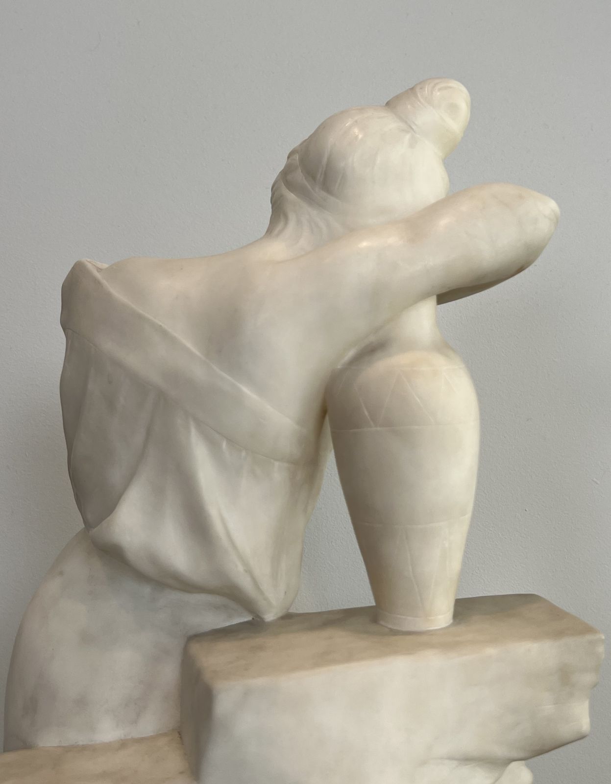 photo vinterior Carrara Marble Sculpture Representing A Romantic Young Girl With A Jug. Italian Work Signed Dante Zoi Of Florence. 19th Century