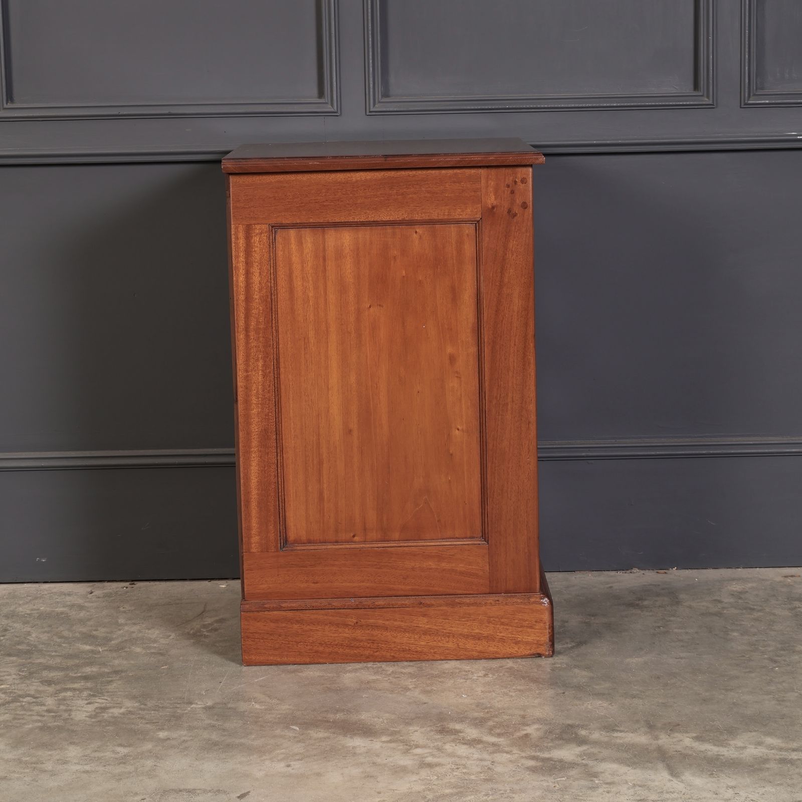 photo vinterior Large Pair Of Victorian Mahogany Bedside Chests